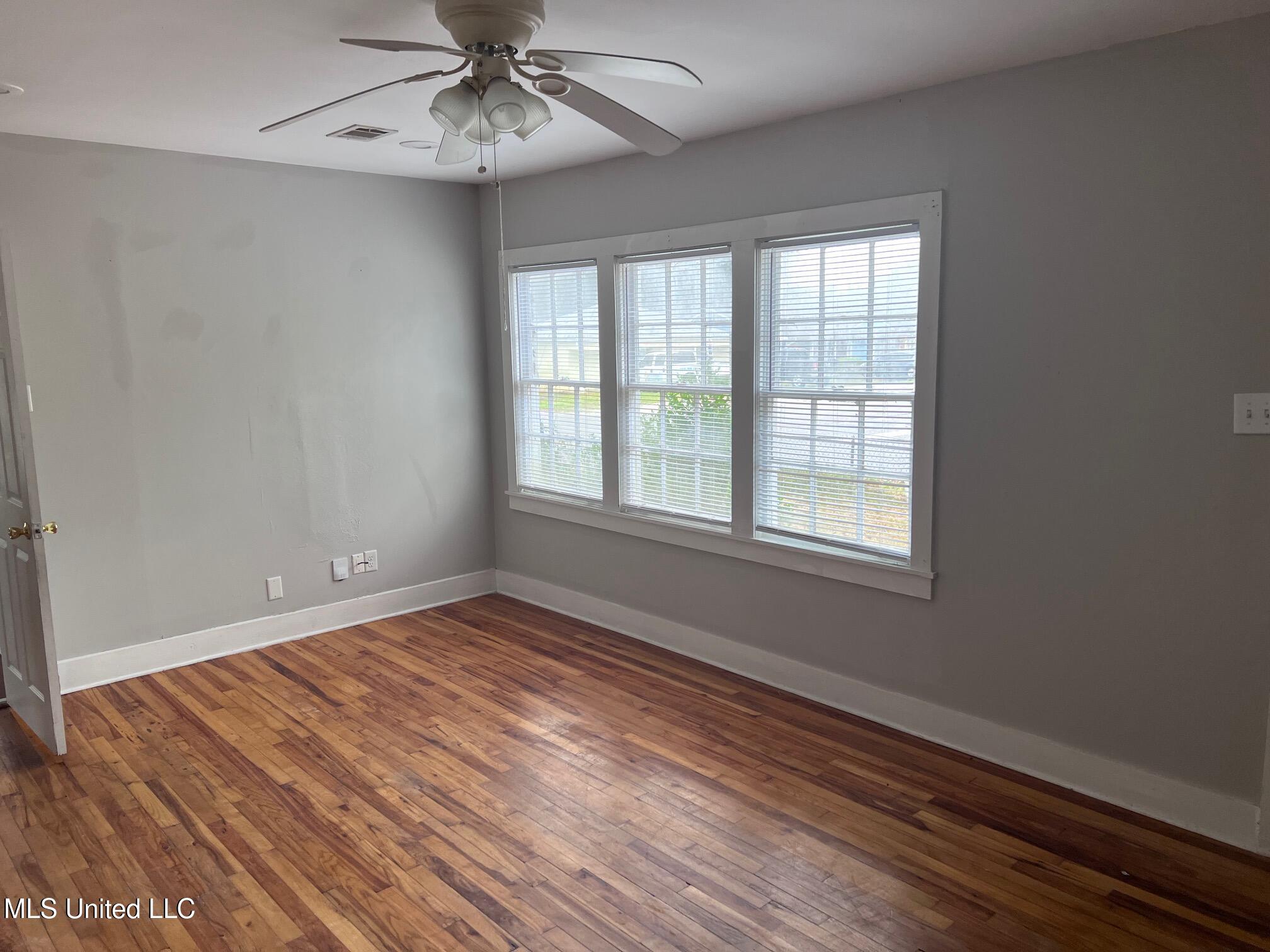 2700 Pine Avenue Property Photo 3