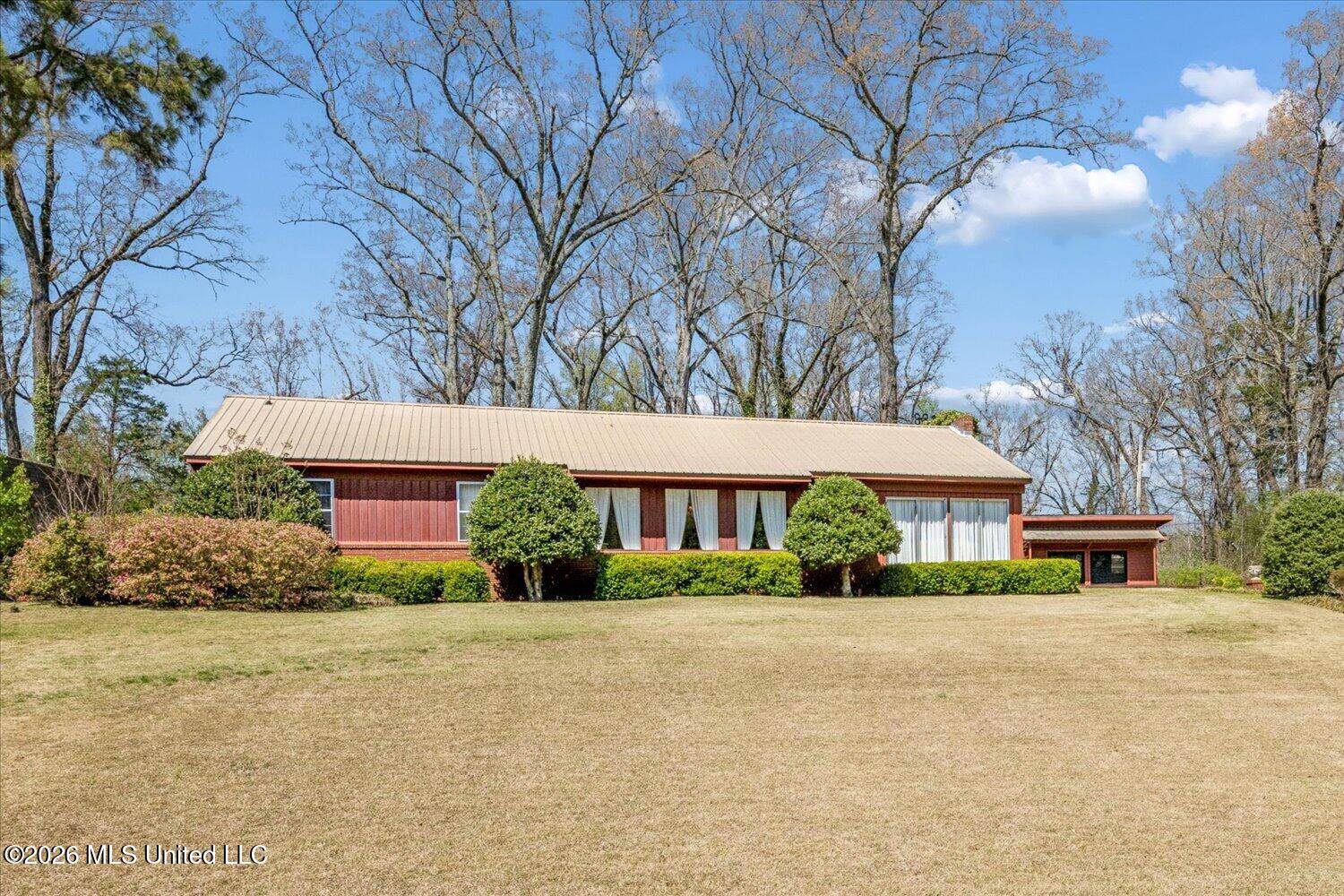 560 Woodland Heights Property Photo 1