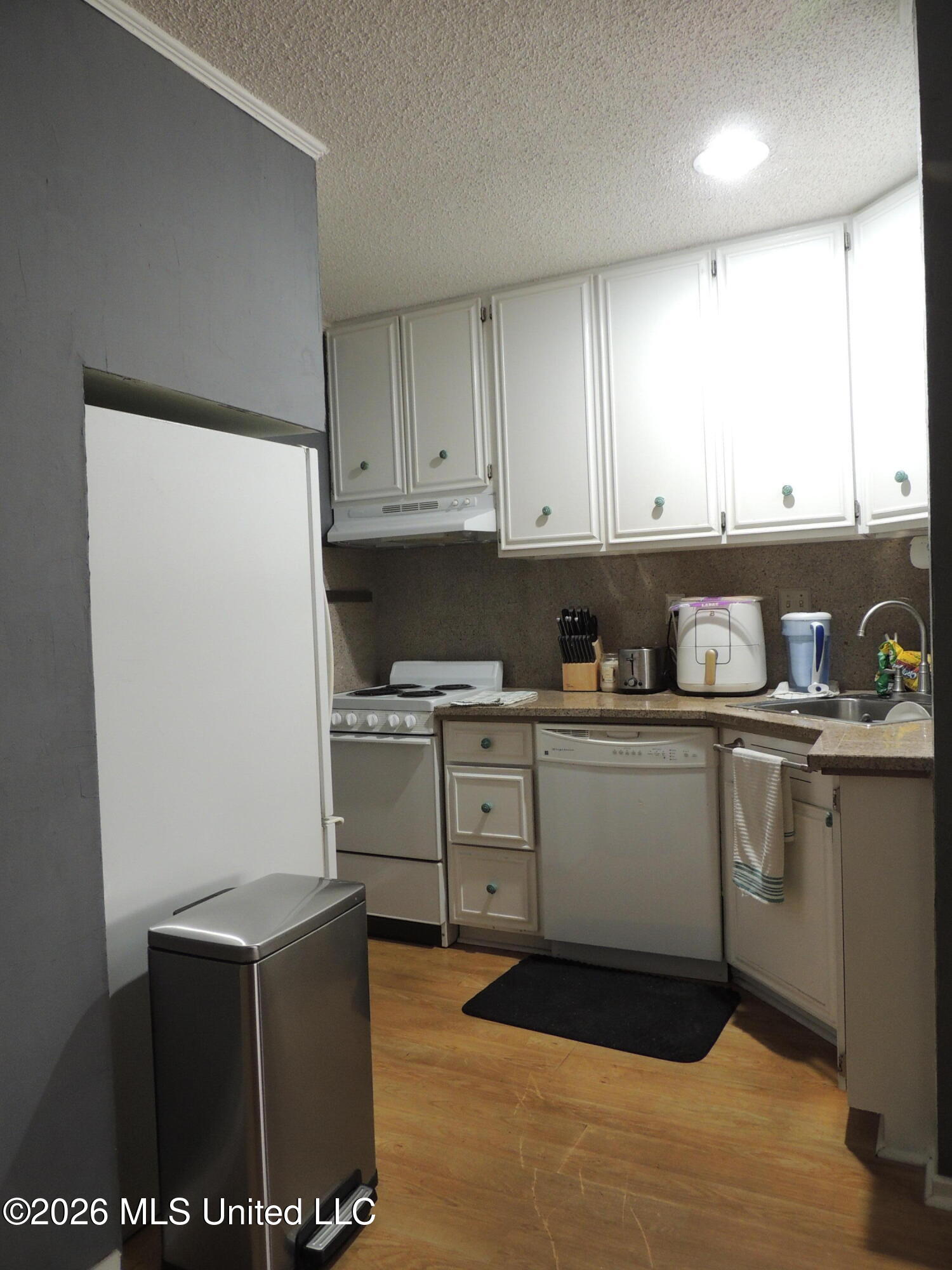 225 Lakeside Villa Property Photo 4