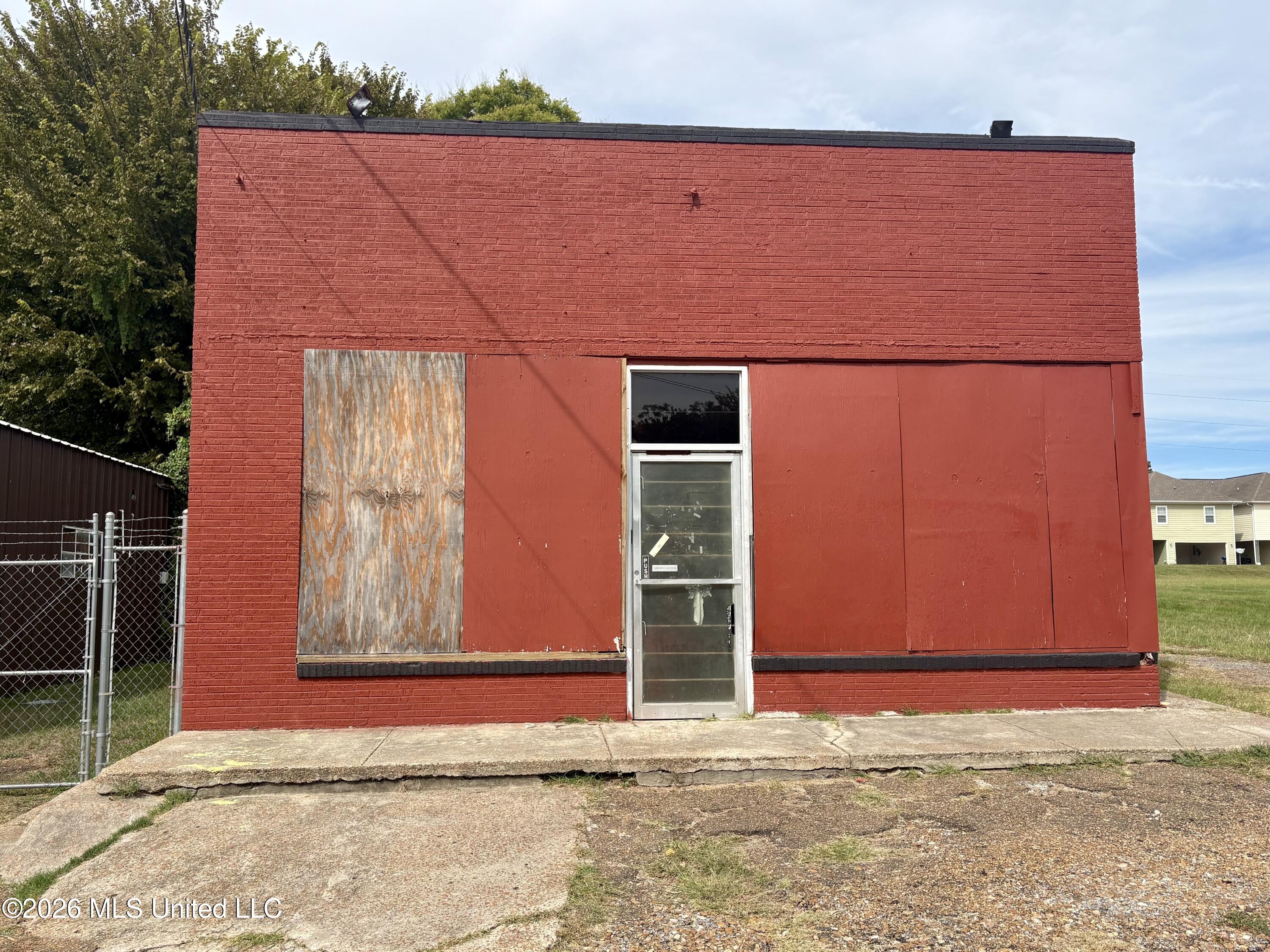 49 E Franklin Street Property Photo 4