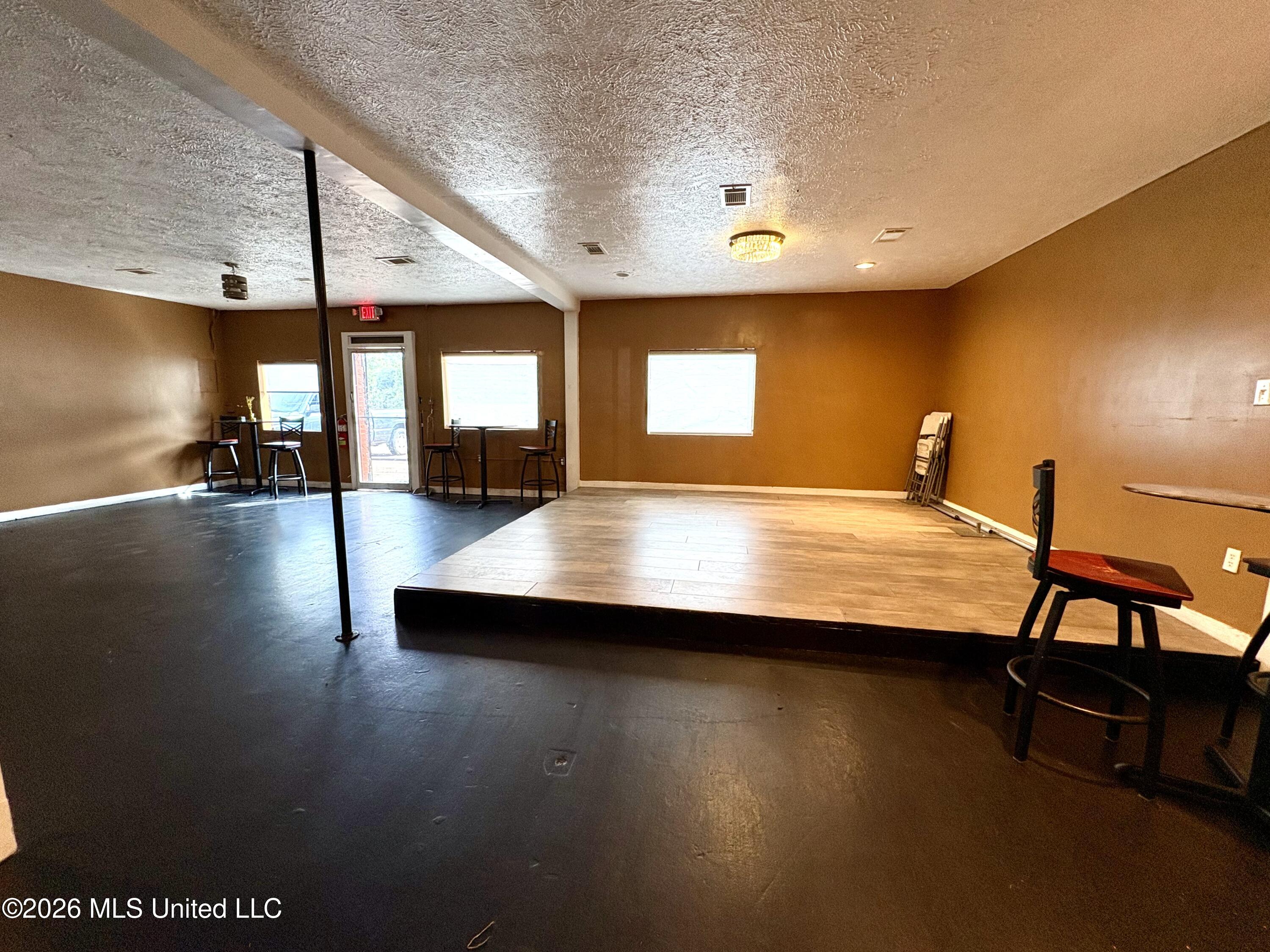 49 E Franklin Street Property Photo 10