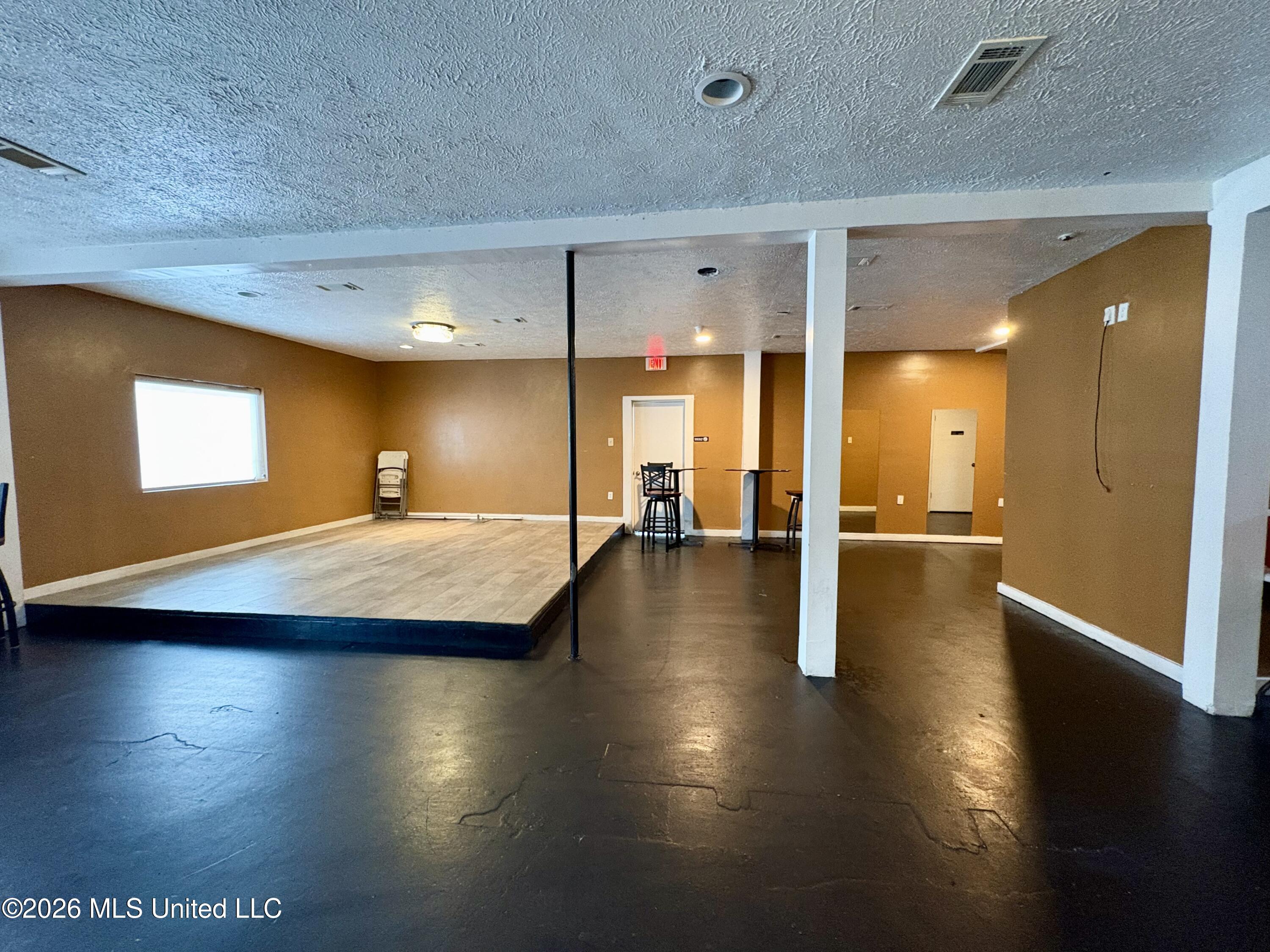 49 E Franklin Street Property Photo 11