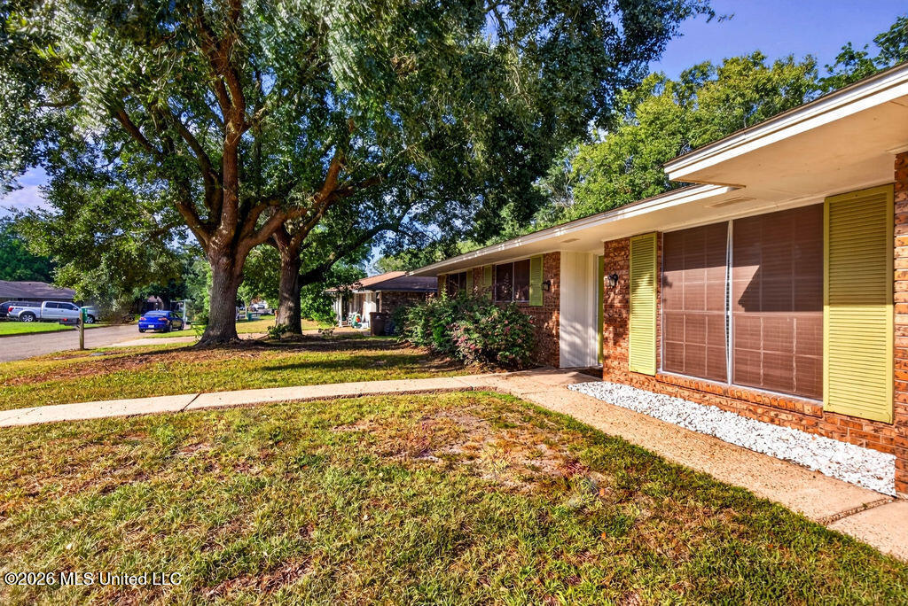 511 N Forest Avenue Property Photo 8