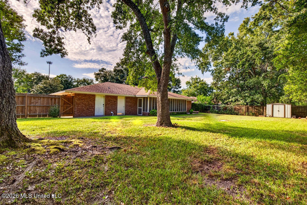 511 N Forest Avenue Property Photo 32
