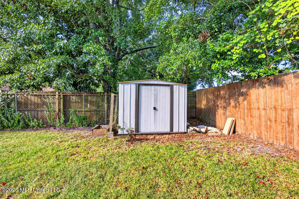 511 N Forest Avenue Property Photo 33