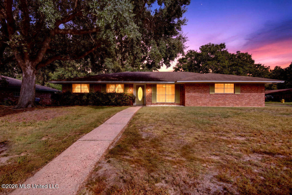 511 N Forest Avenue Property Photo 46