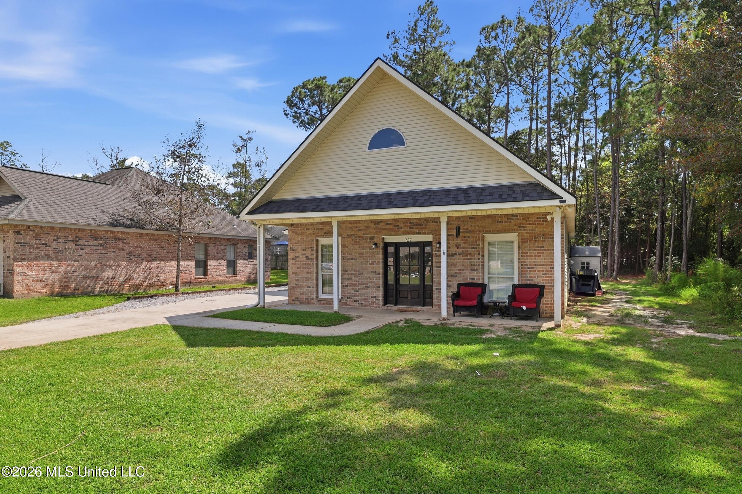 737 Ieke Circle Property Photo 4