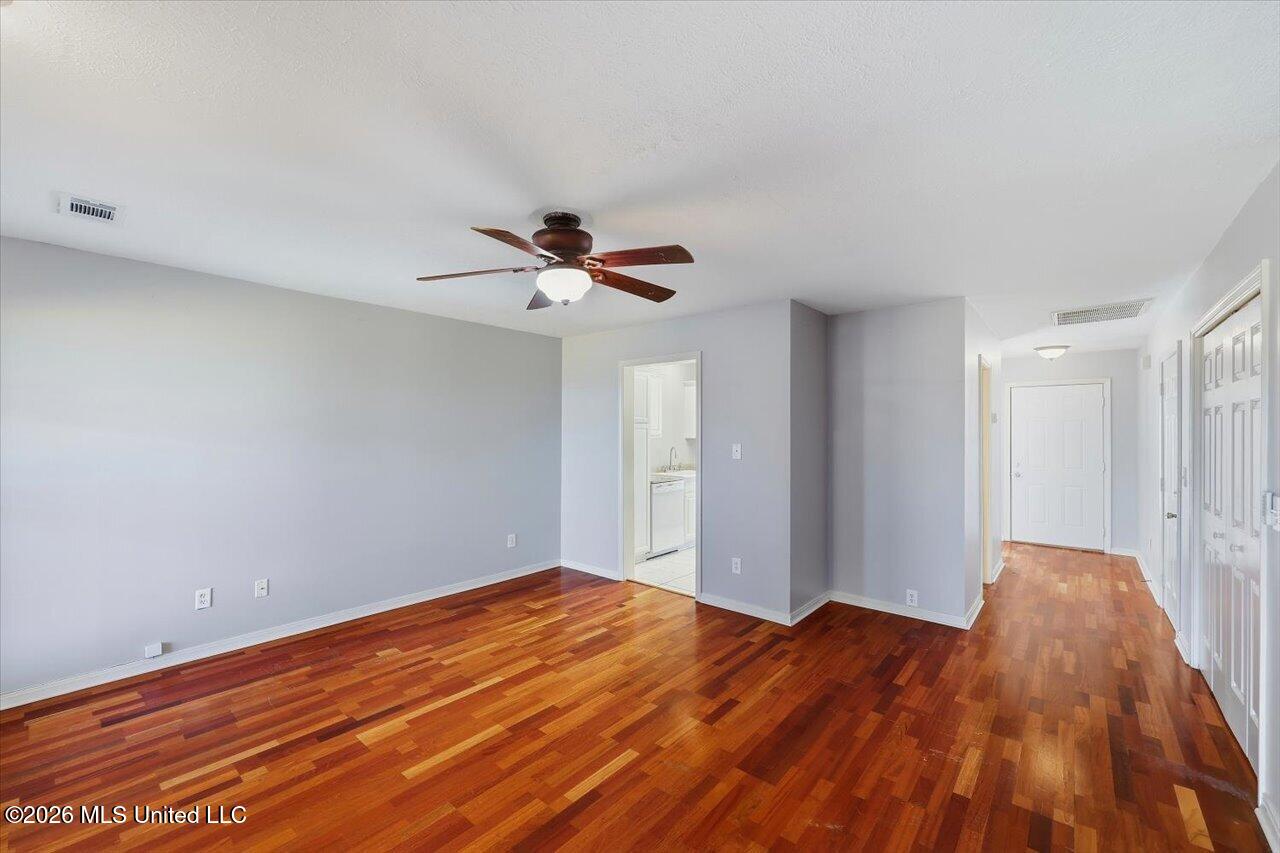 417 Woodlake Lane Property Photo 8
