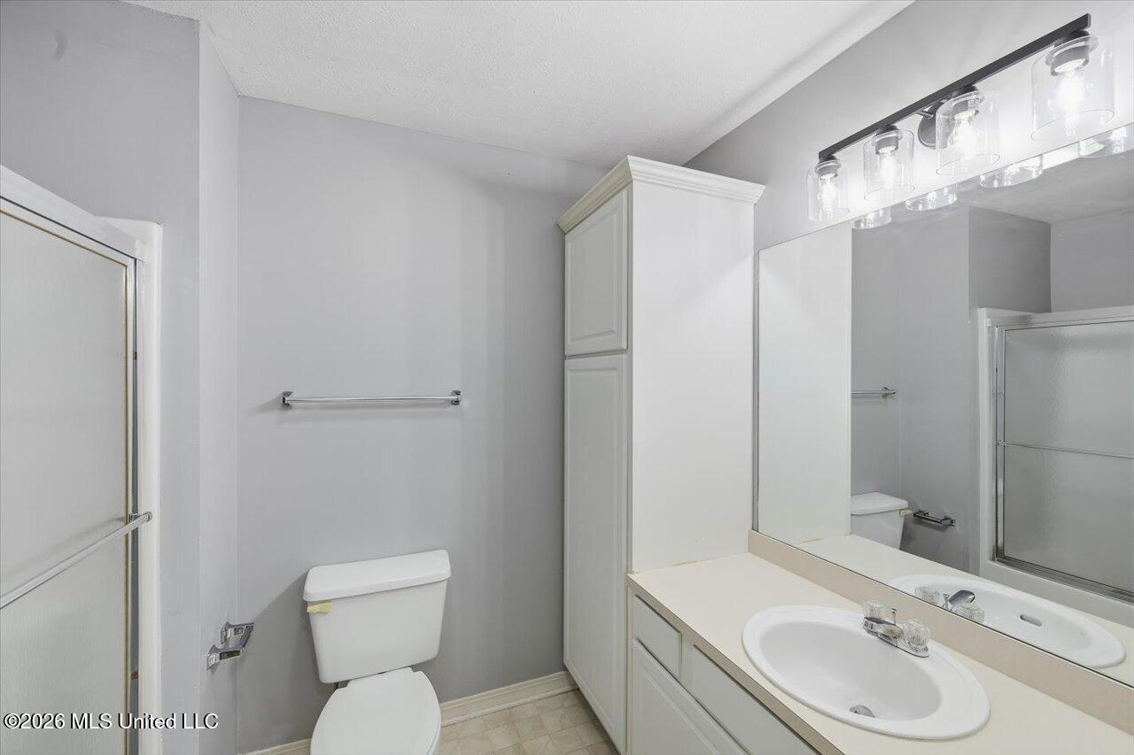 417 Woodlake Lane Property Photo 22