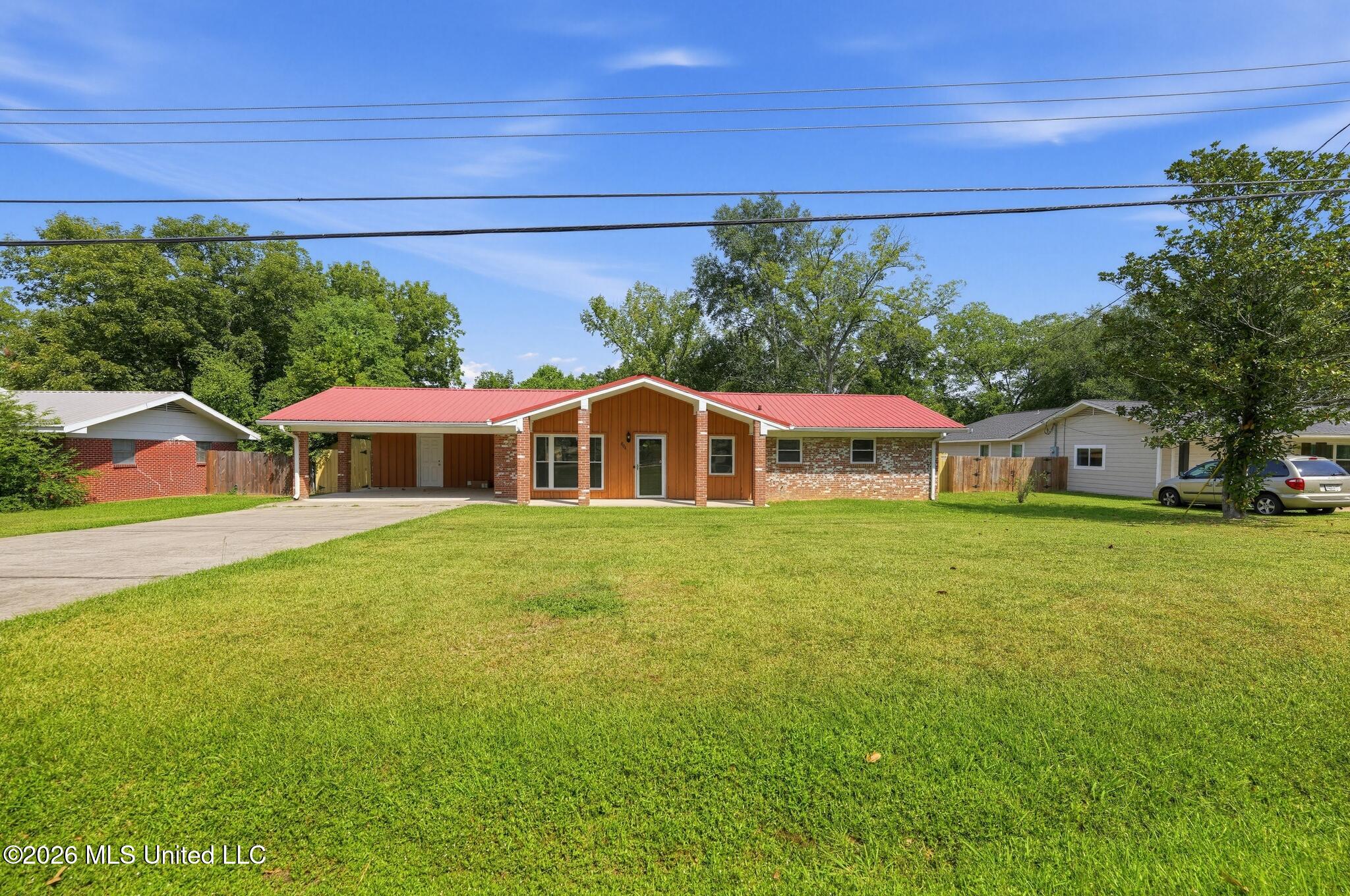 806 Louis Wilson Drive Property Photo 1