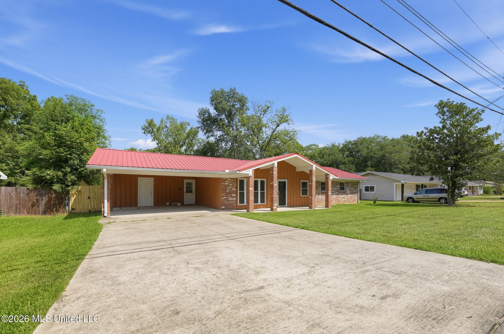 806 Louis Wilson Drive Property Photo 2
