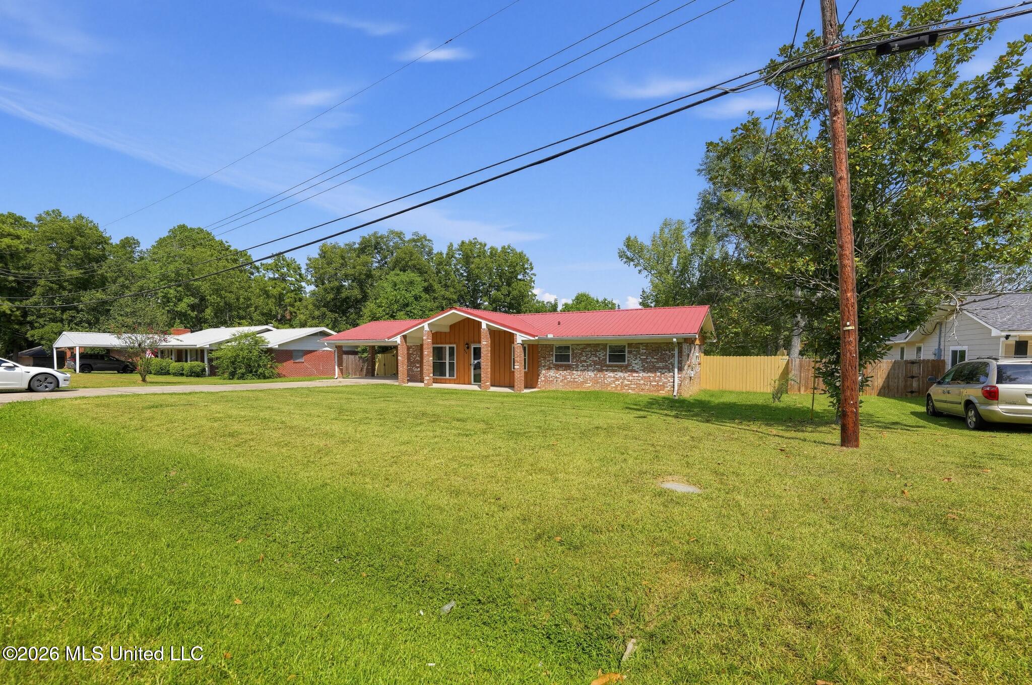 806 Louis Wilson Drive Property Photo 3