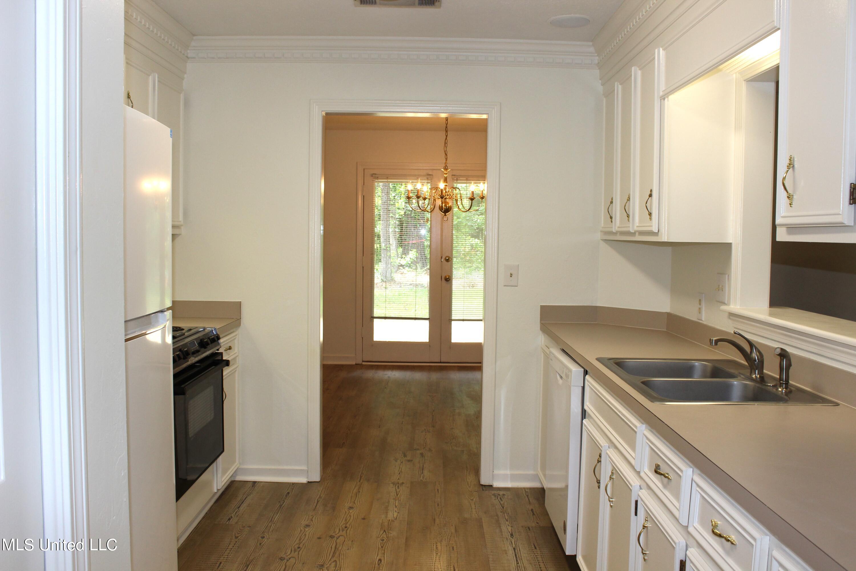 13 Mallard Pointe Circle Property Photo 8