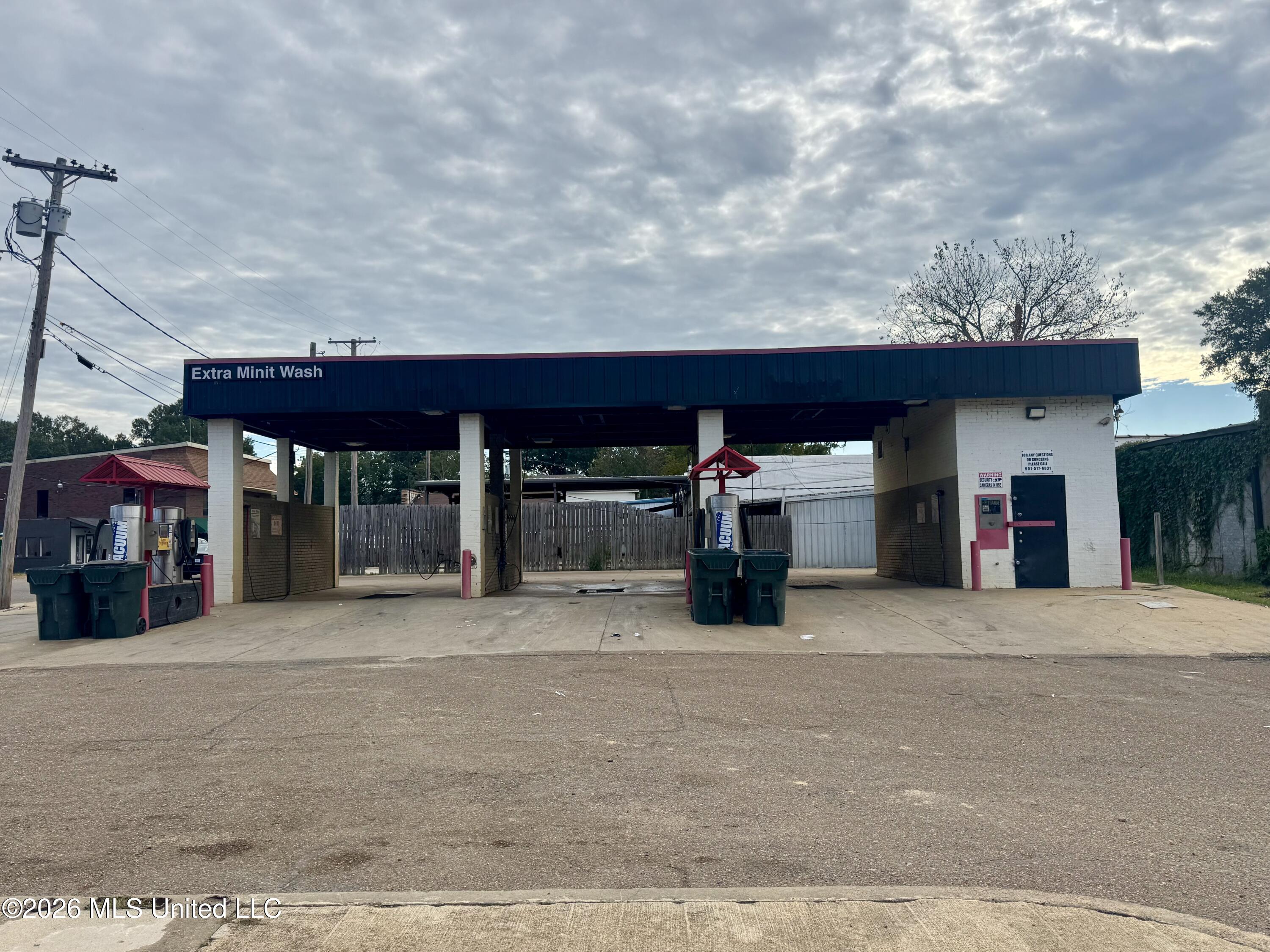 704 E Service Drive Property Photo 1