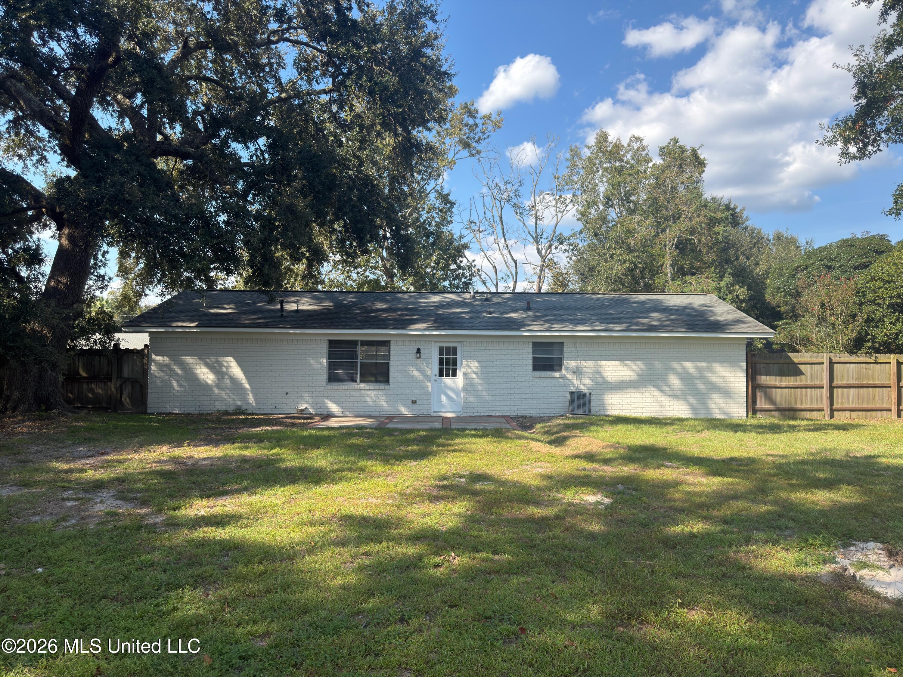 905 Laura Street Property Photo 2