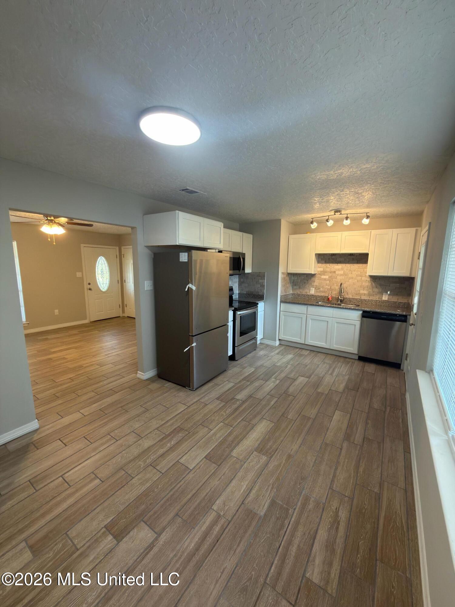 905 Laura Street Property Photo 3