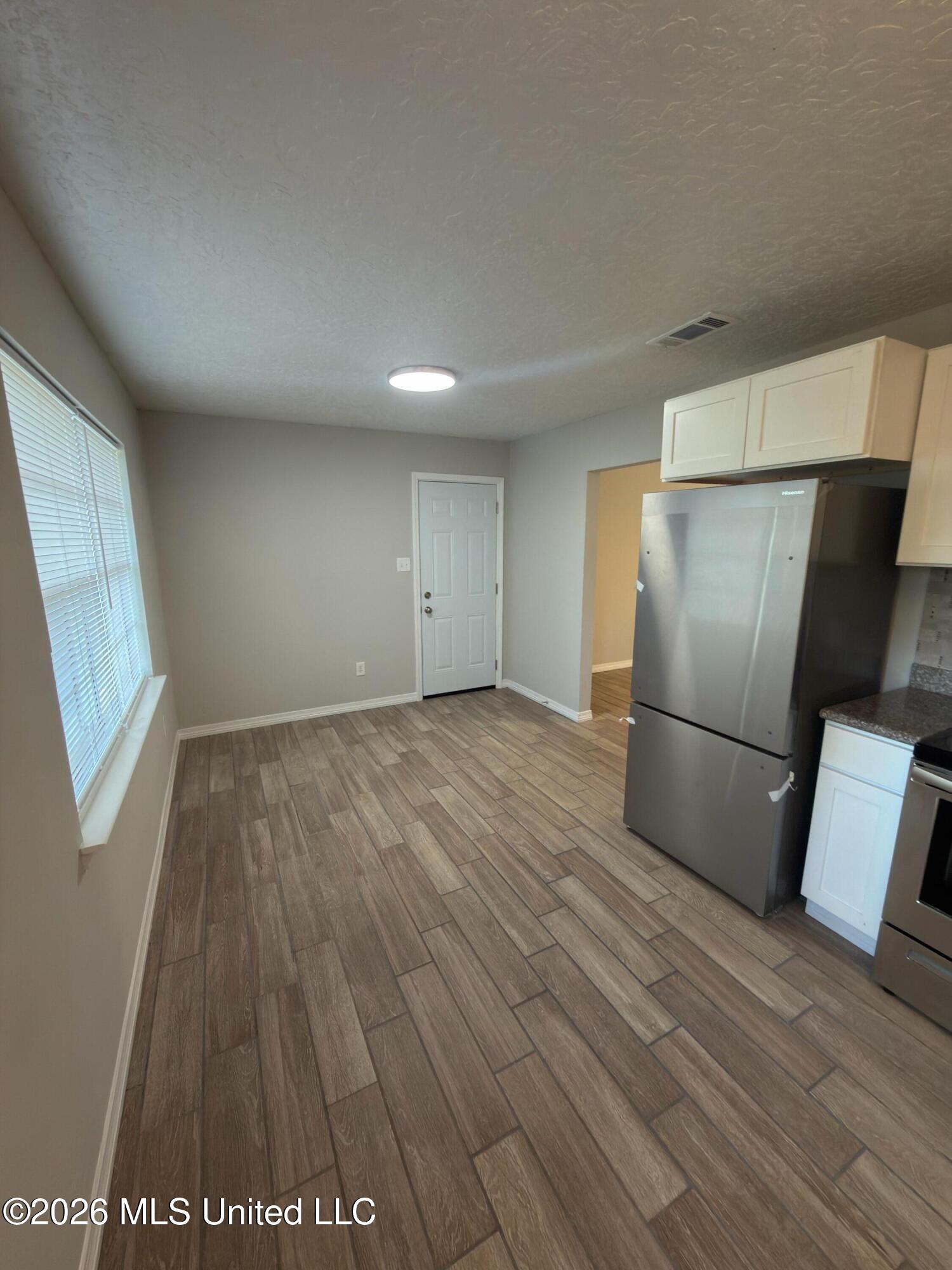 905 Laura Street Property Photo 4