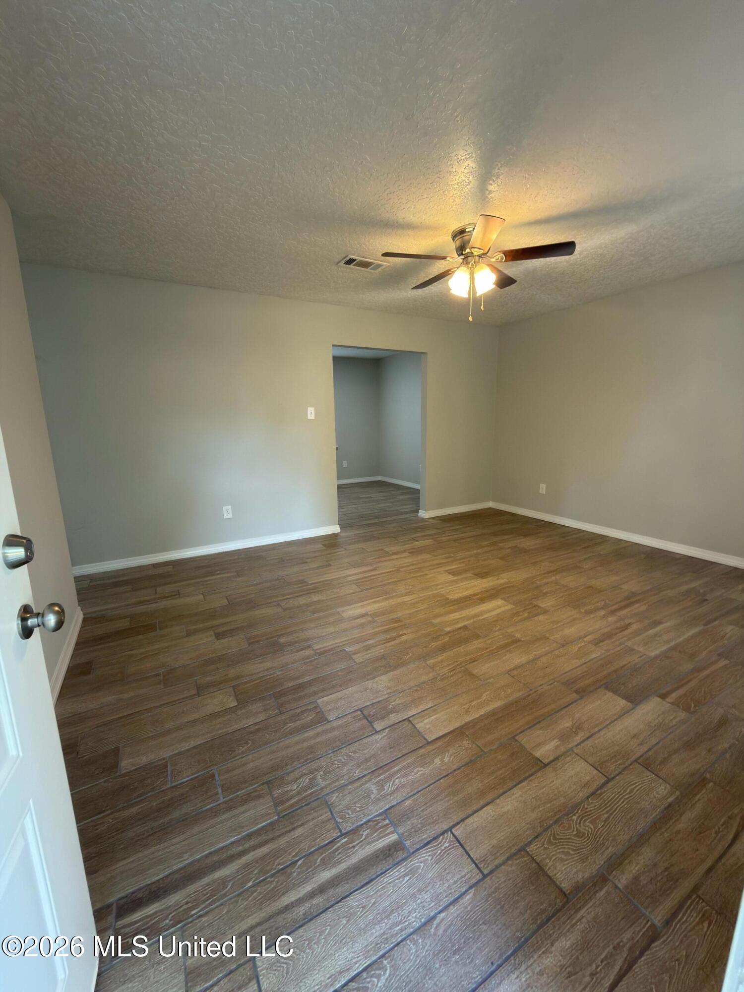 905 Laura Street Property Photo 6