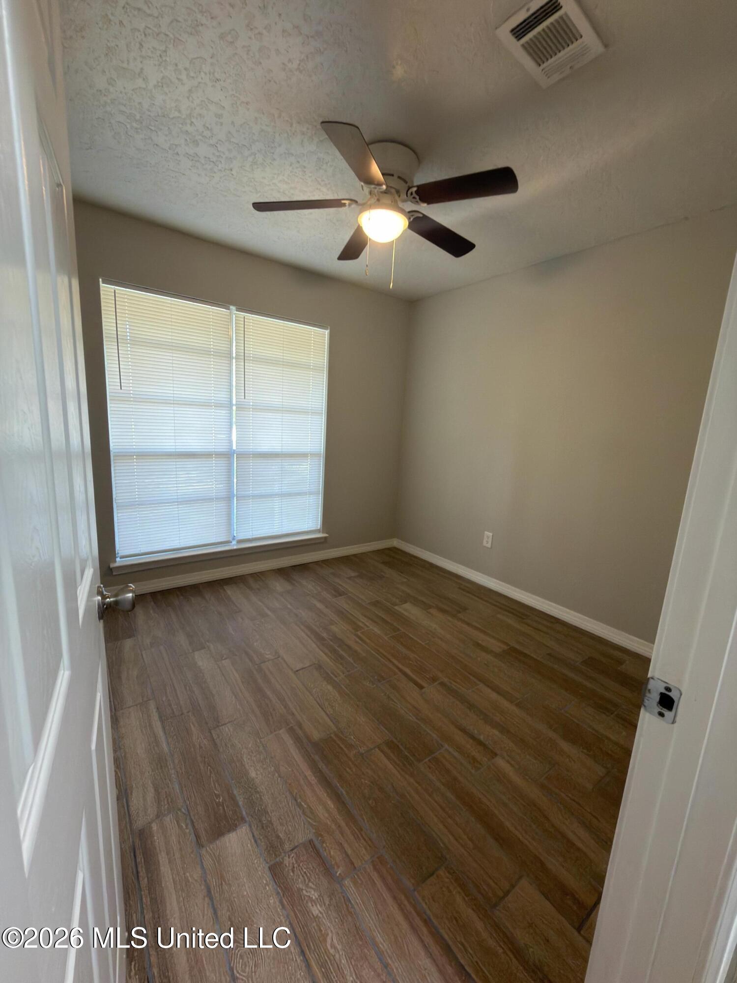 905 Laura Street Property Photo 7