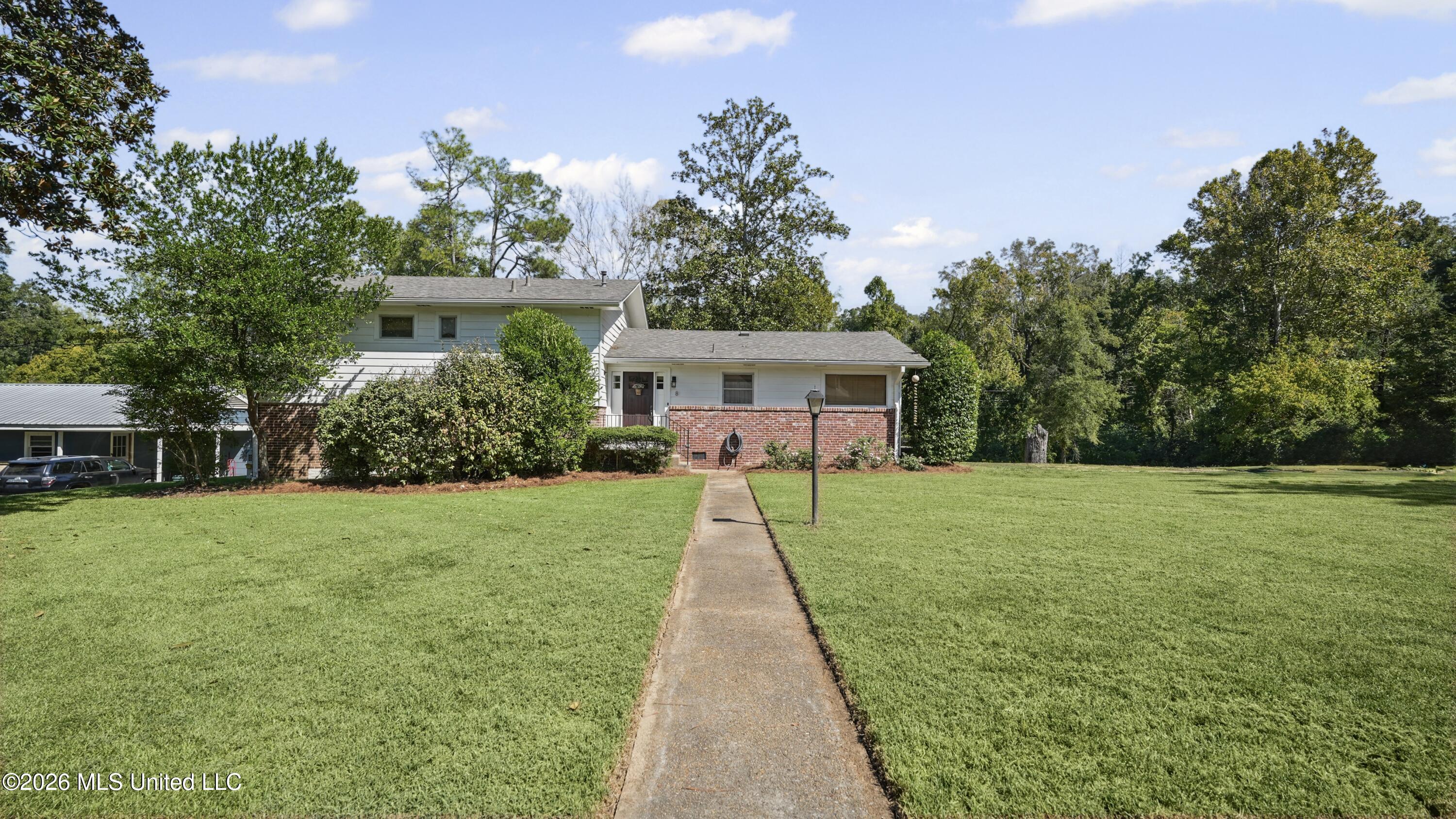 8 Woodlawn Drive