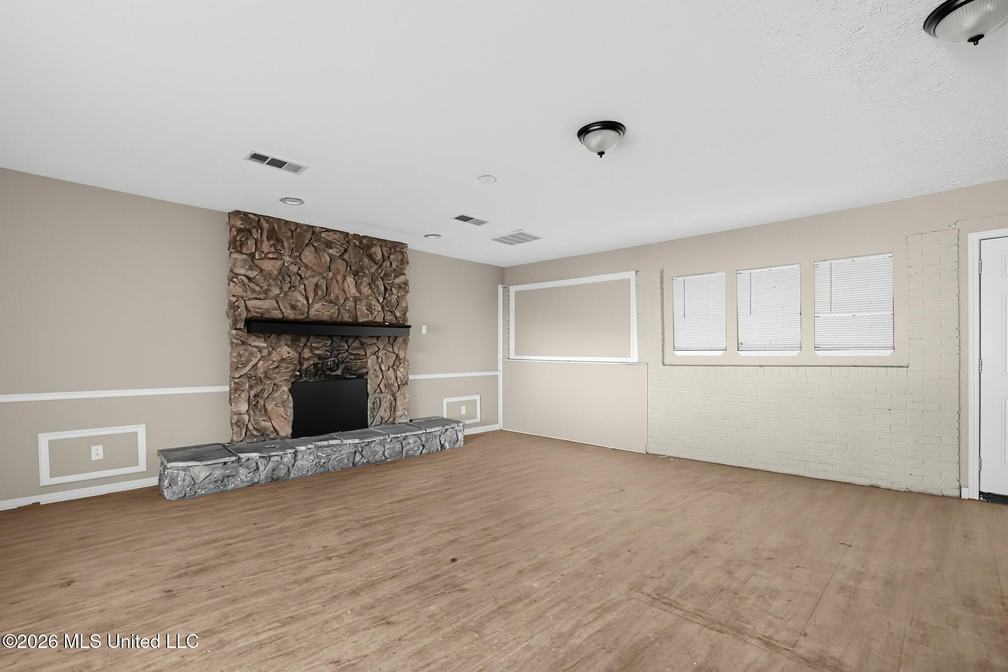 5424 Brookhollow Drive Property Photo 3