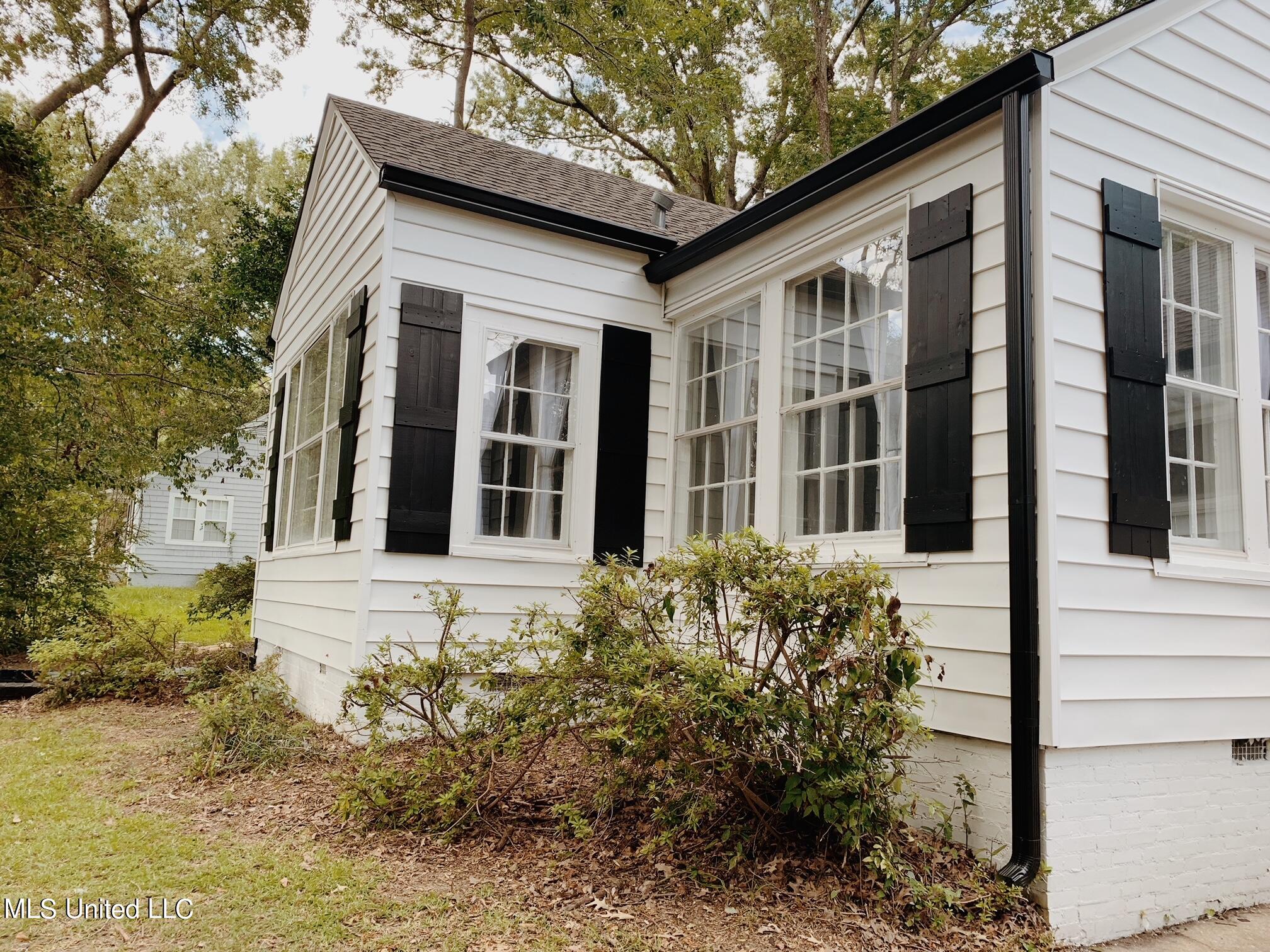 1834 Howard Street Property Photo 2