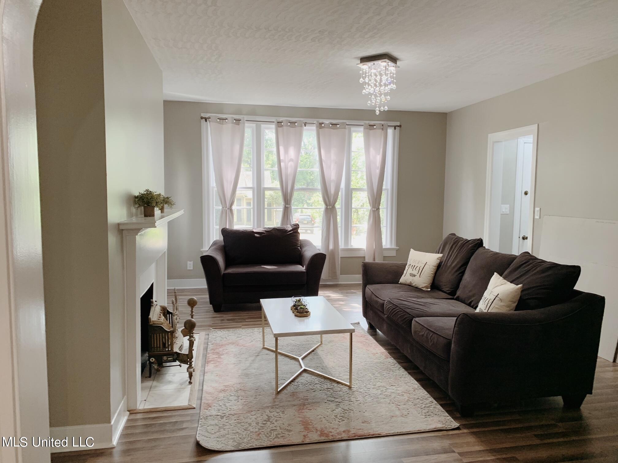 1834 Howard Street Property Photo 4