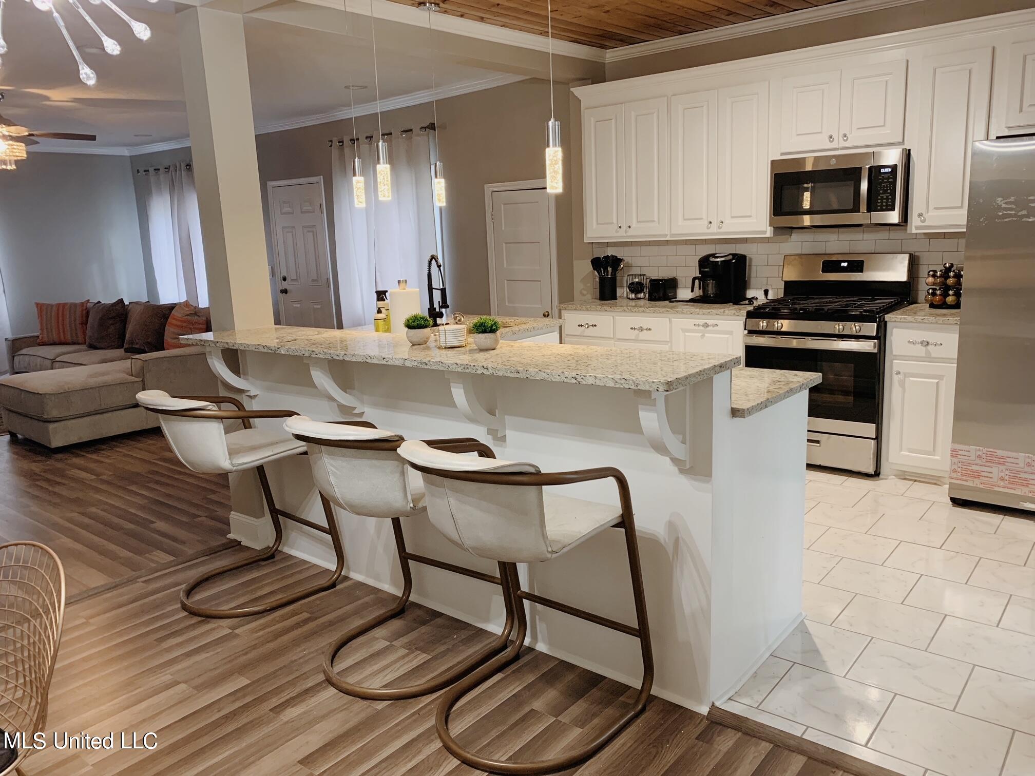 1834 Howard Street Property Photo 7
