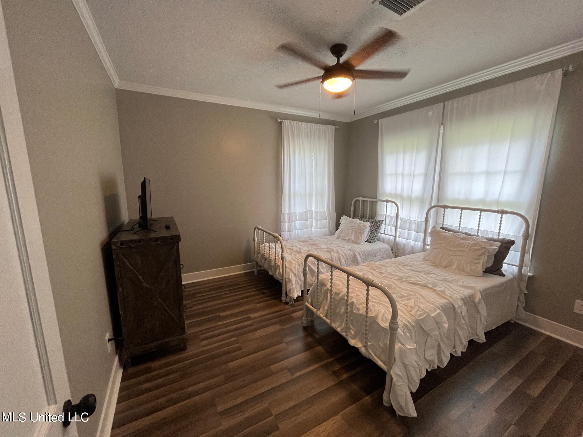 1834 Howard Street Property Photo 27