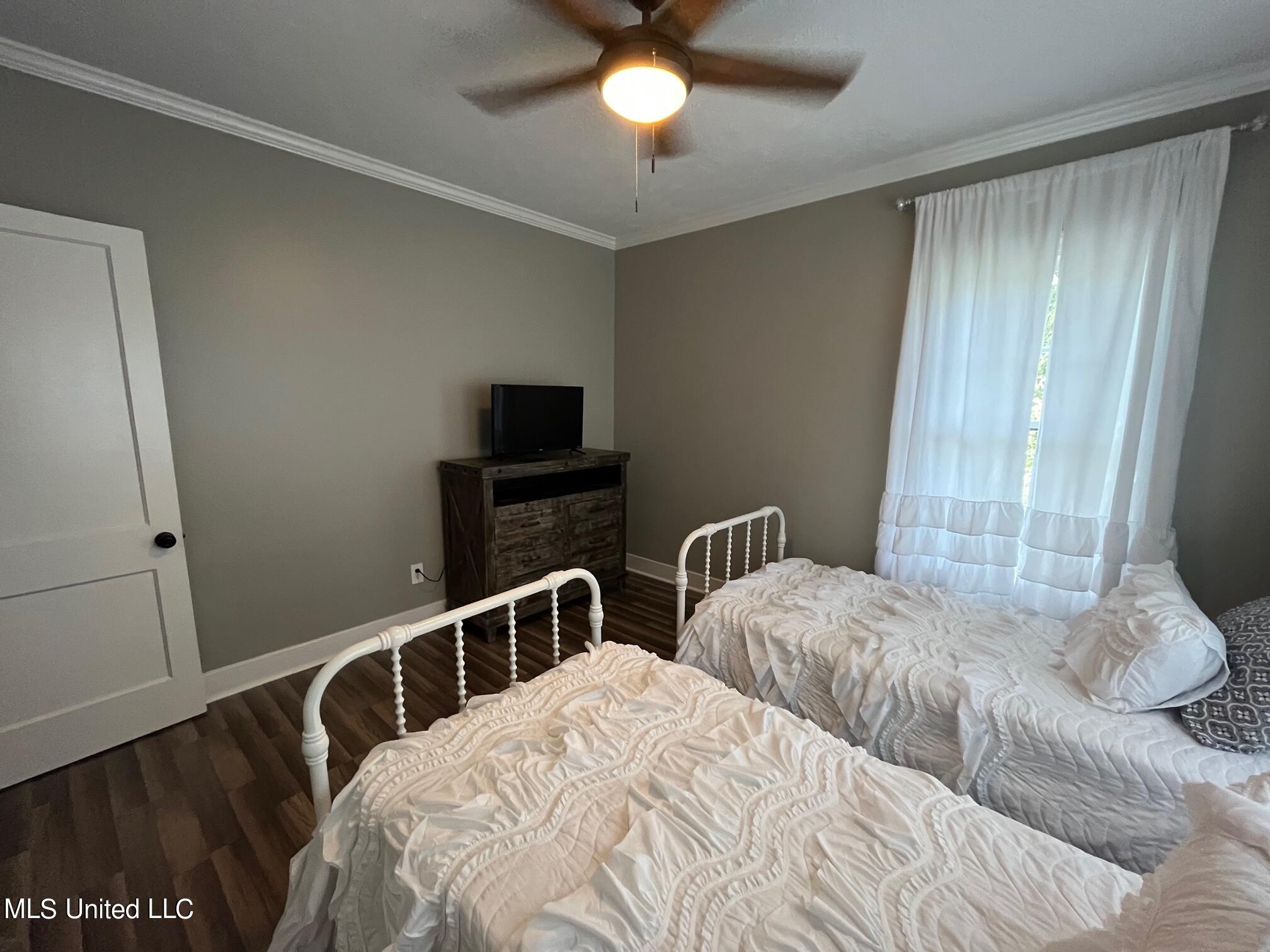 1834 Howard Street Property Photo 28