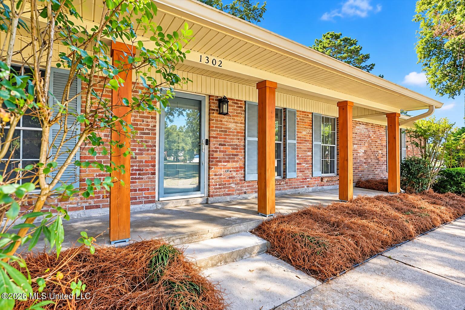 1302 Sunset Drive Property Photo 4