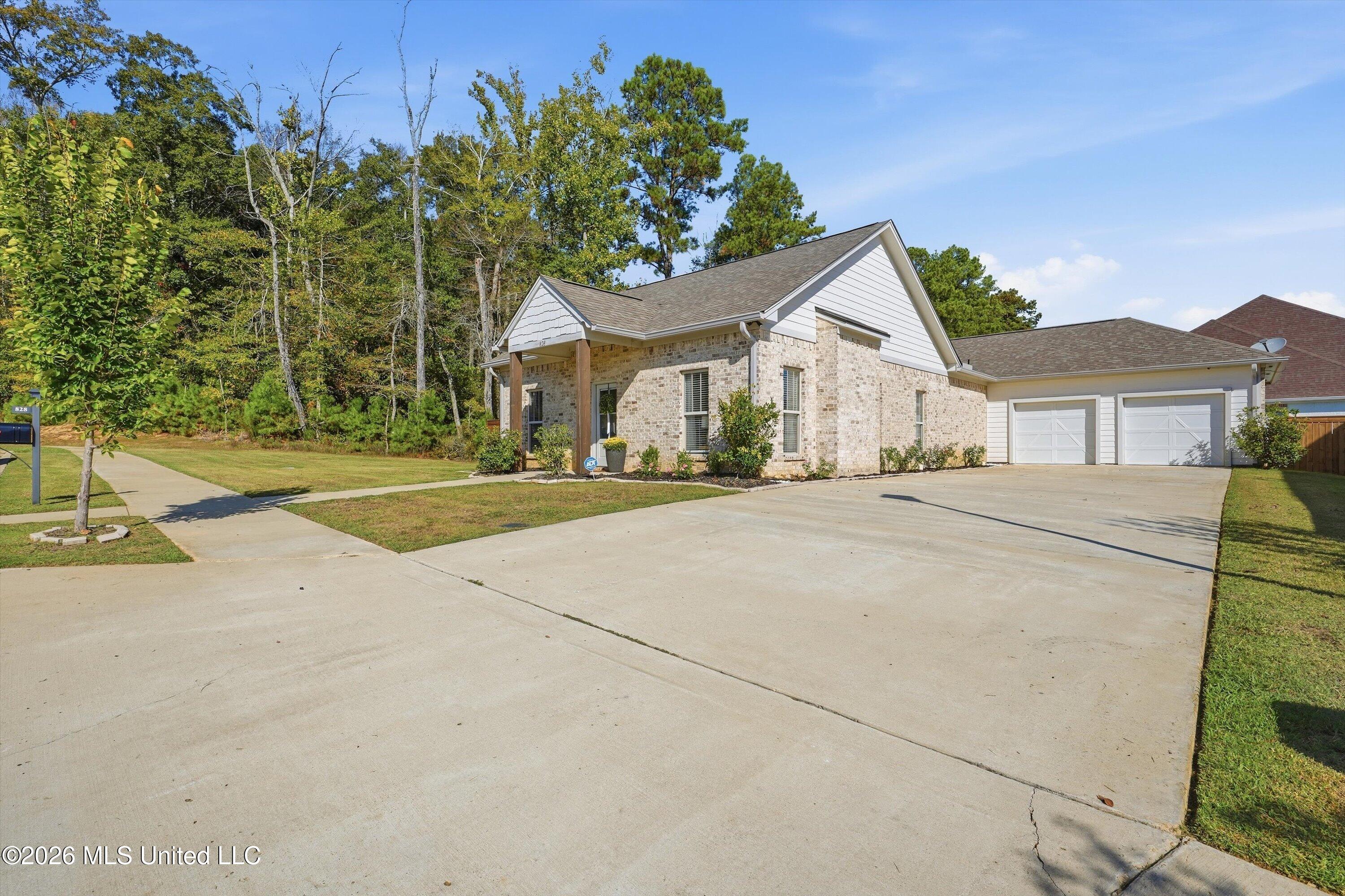 828 Long Leaf Circle Property Photo 1