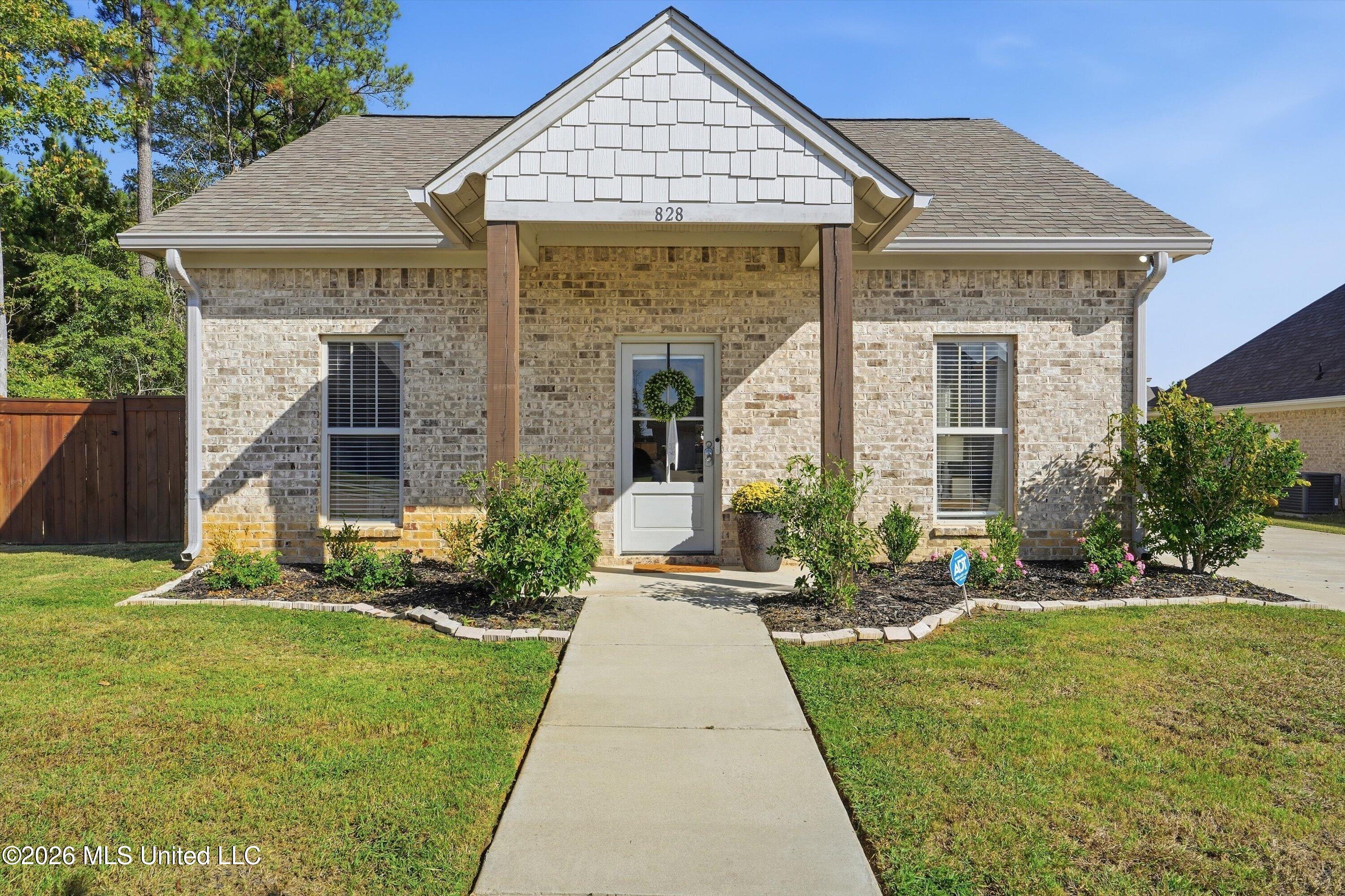 828 Long Leaf Circle Property Photo 2