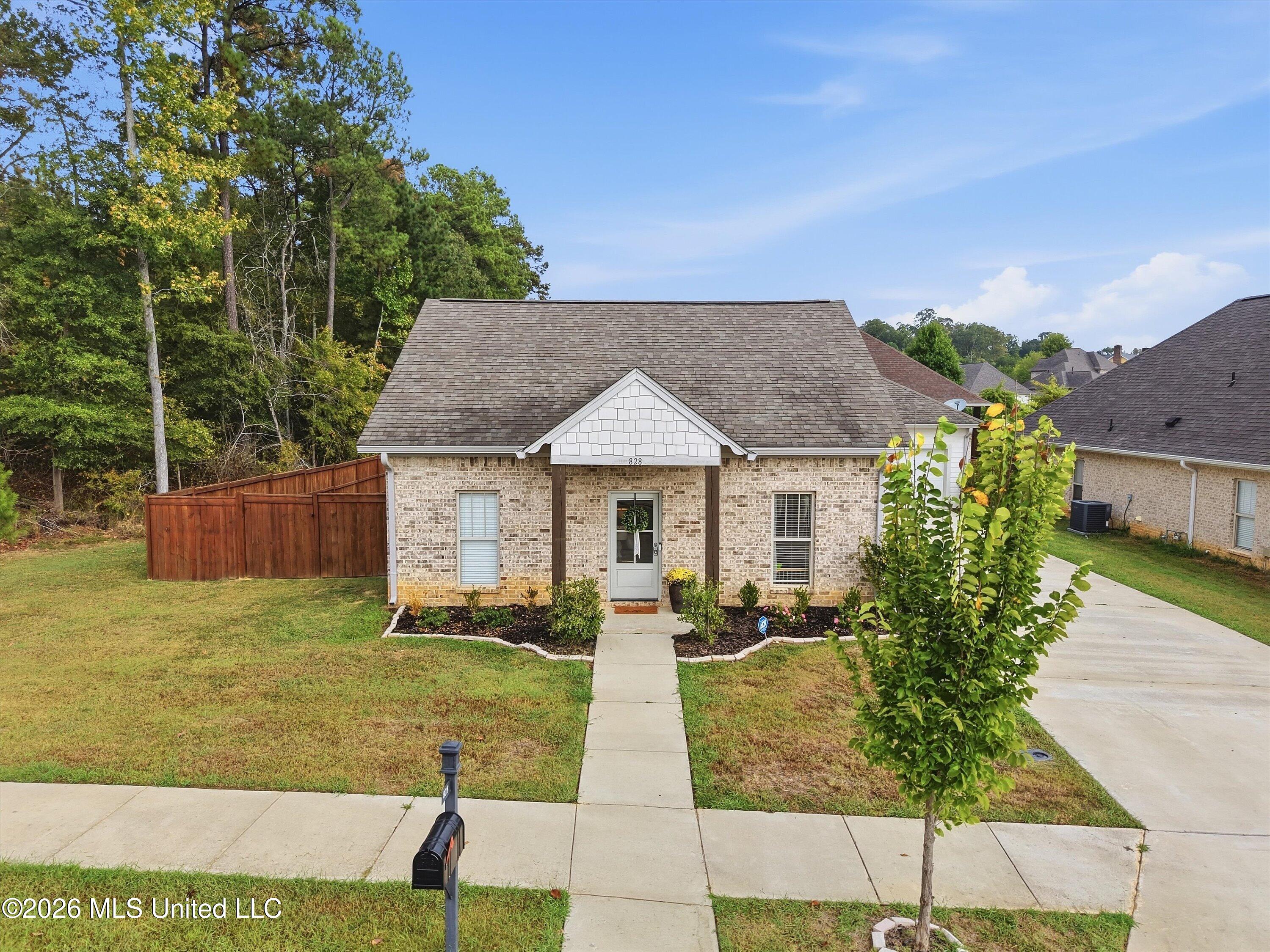 828 Long Leaf Circle Property Photo 3