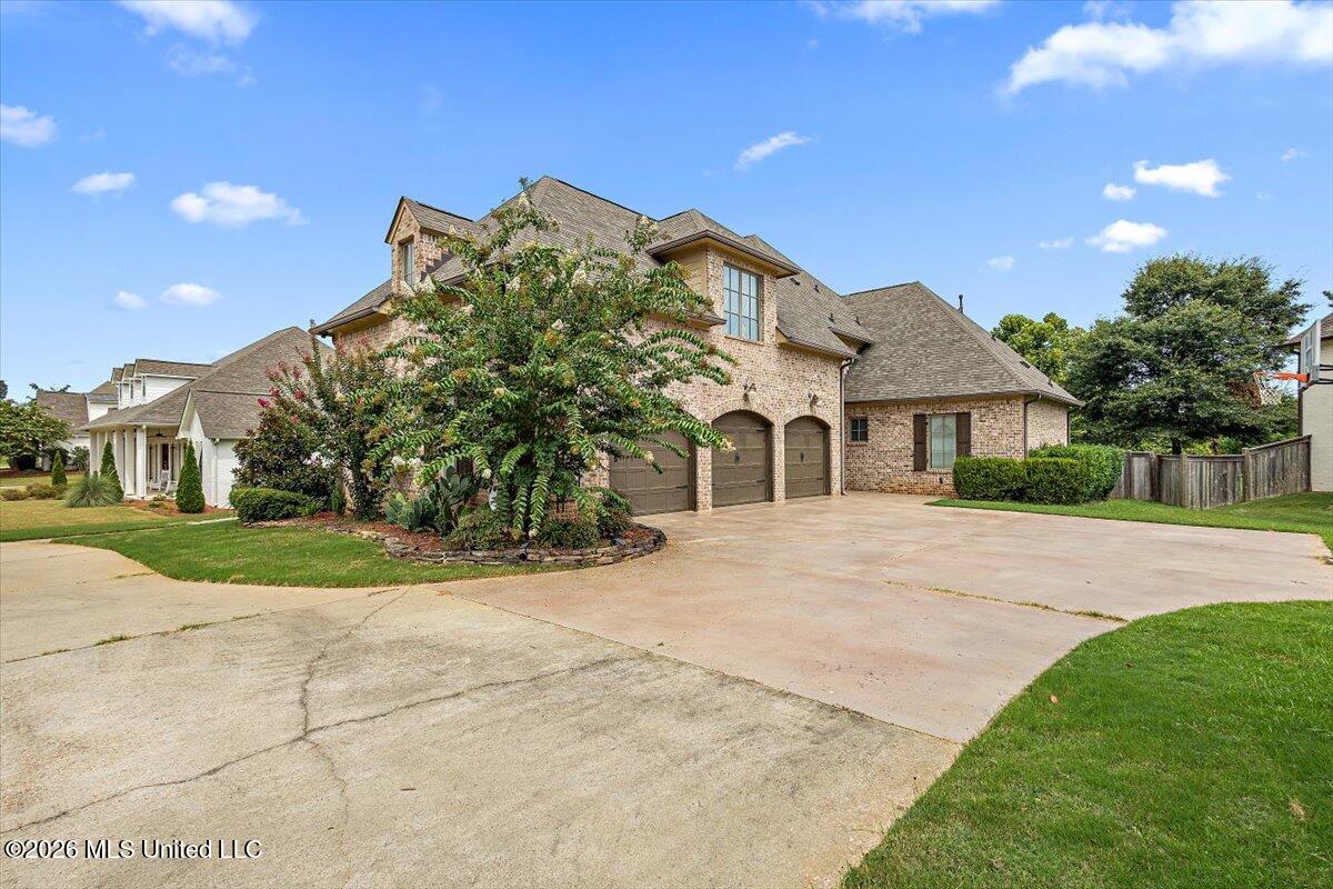 186 Ironwood Plantation Boulevard Property Photo 3