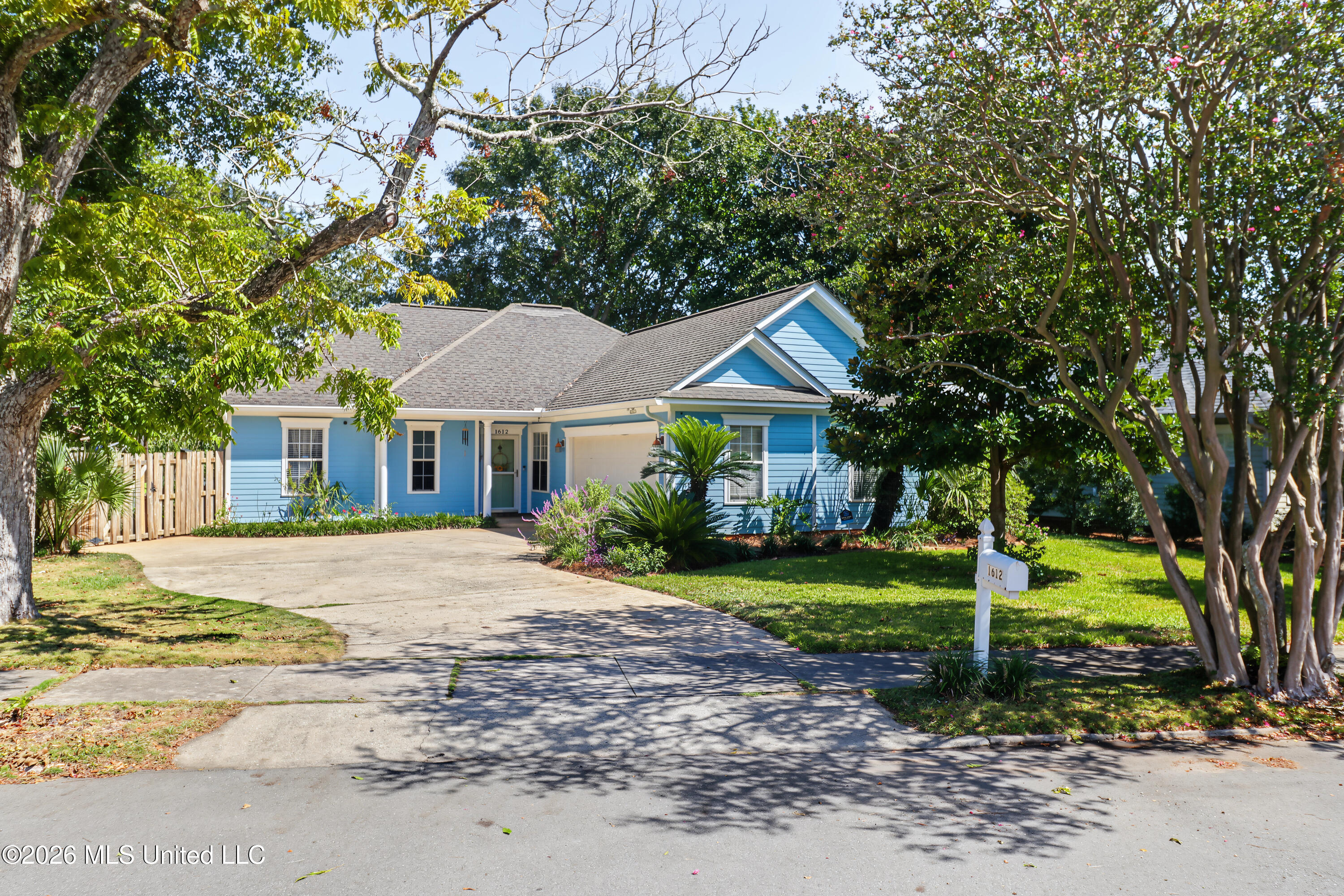 1612 Kelly Avenue Property Photo 1