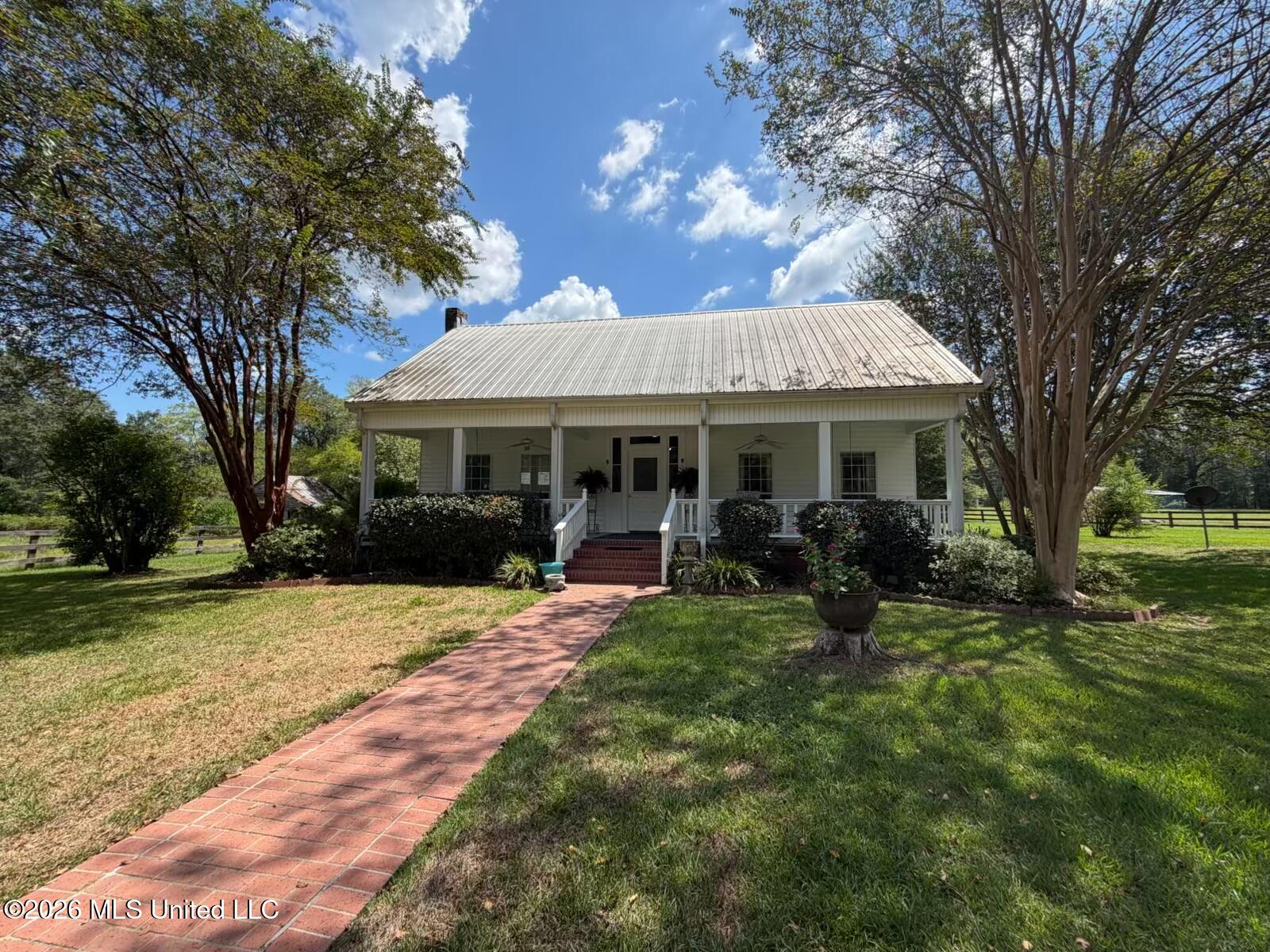 1046 Mullins Property Photo 1