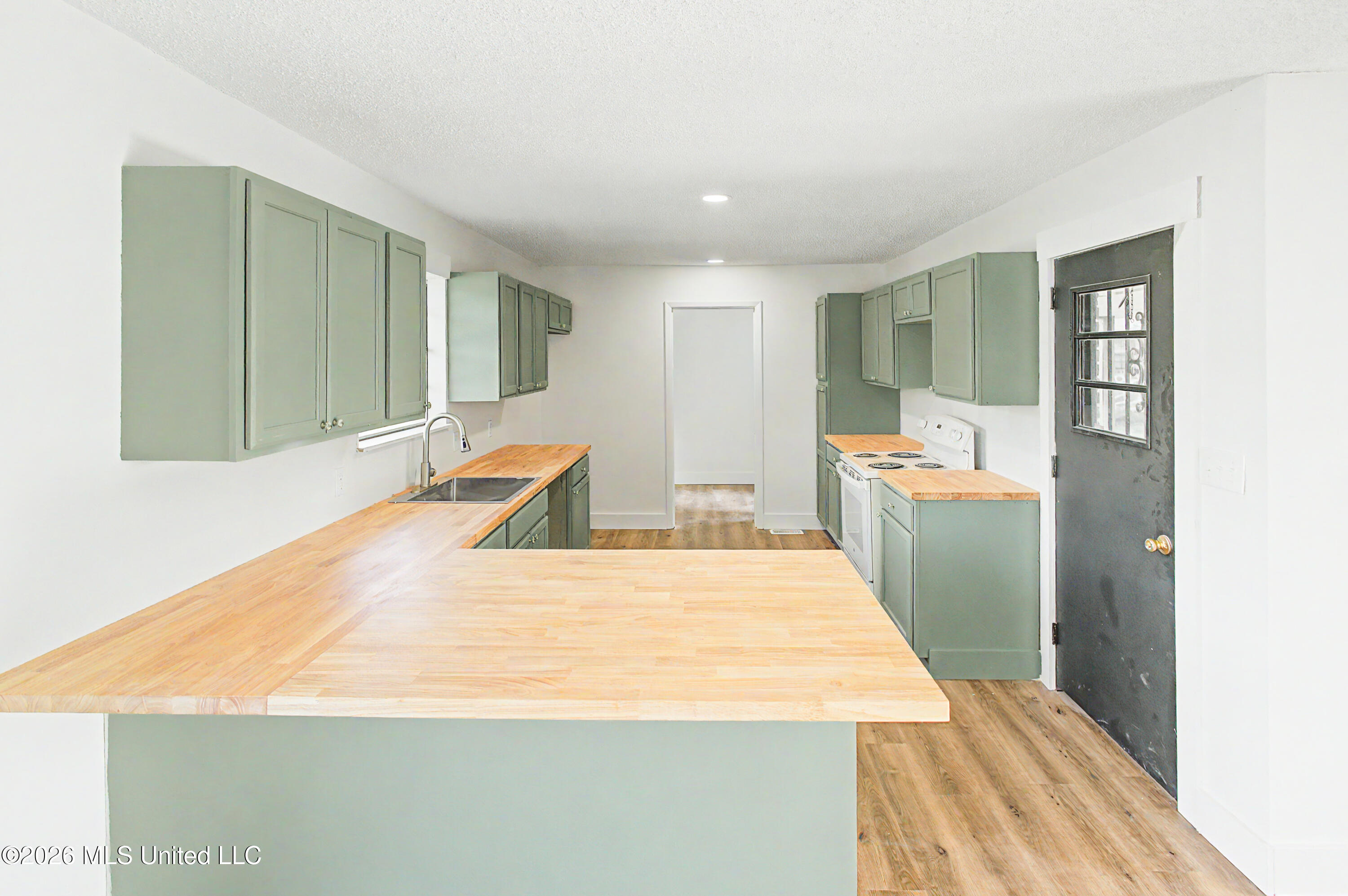 713 West Street Property Photo 9