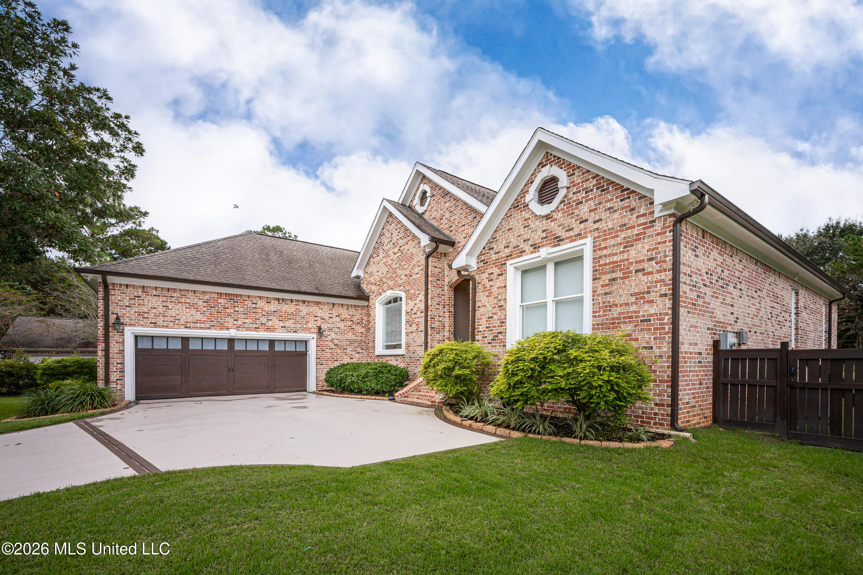 7035 Greenview Cove Property Photo 5