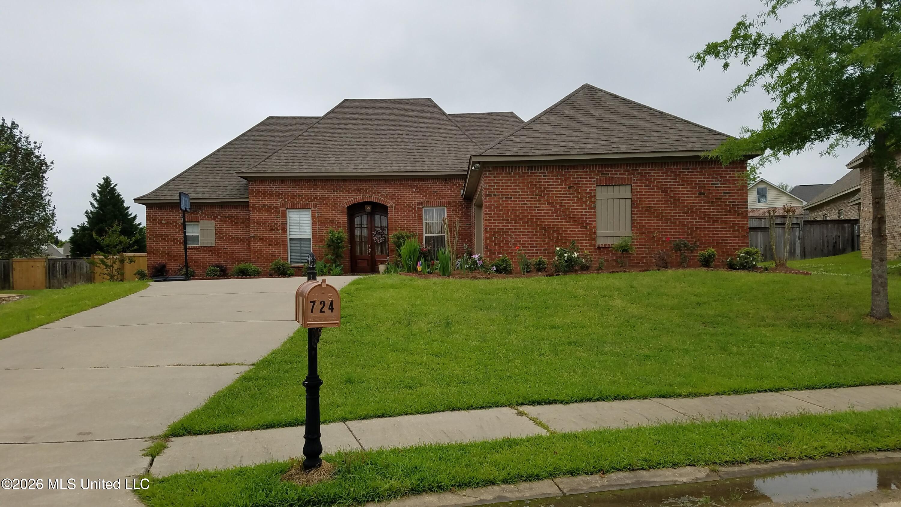 724 Huntington Cove Property Photo 1