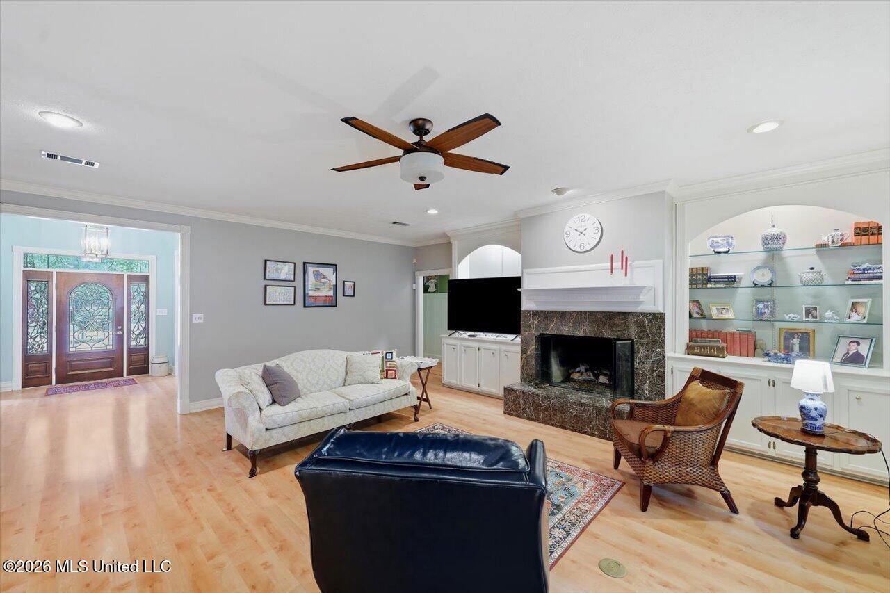206 Hillside Street Property Photo 8