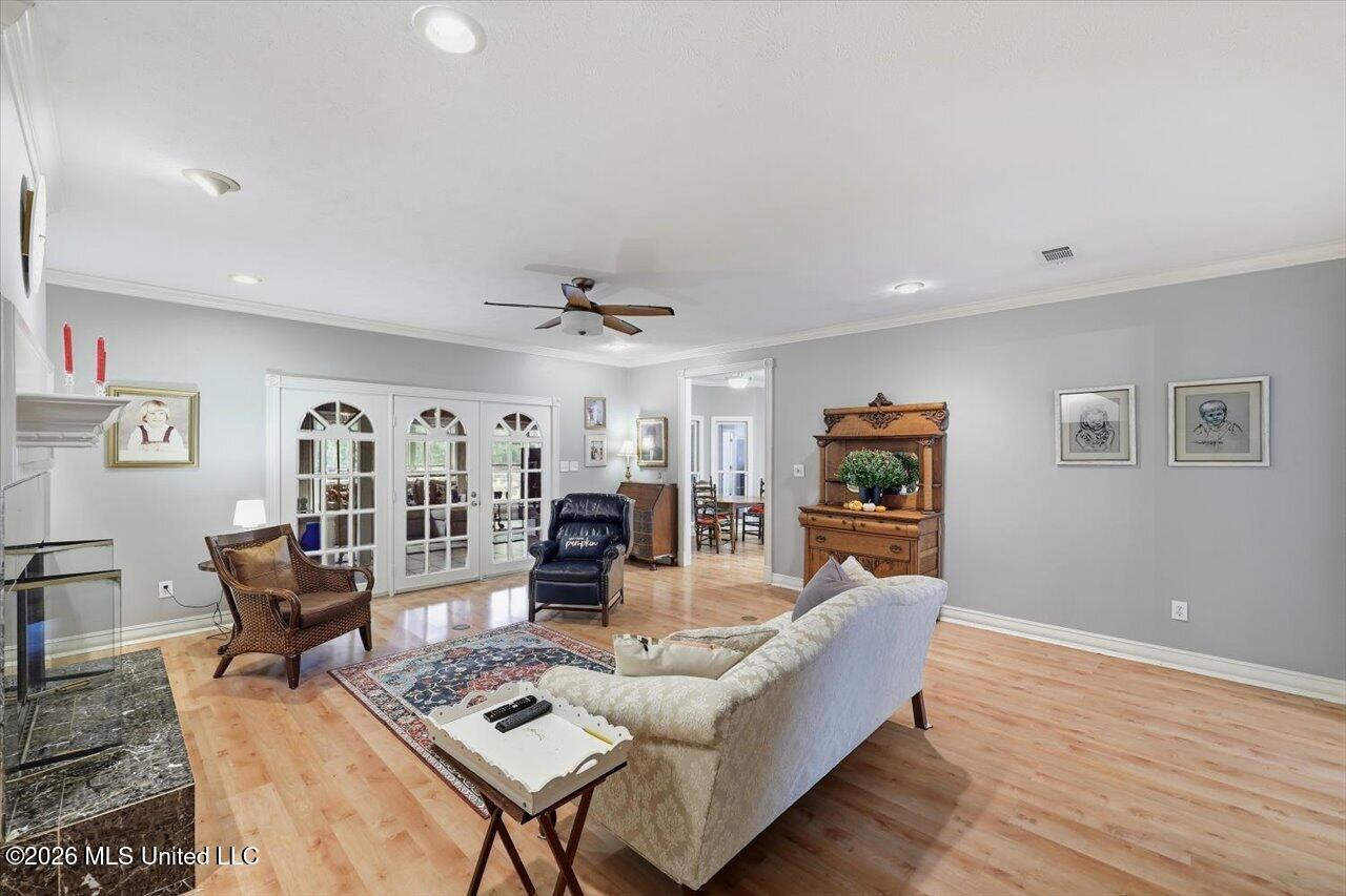 206 Hillside Street Property Photo 9
