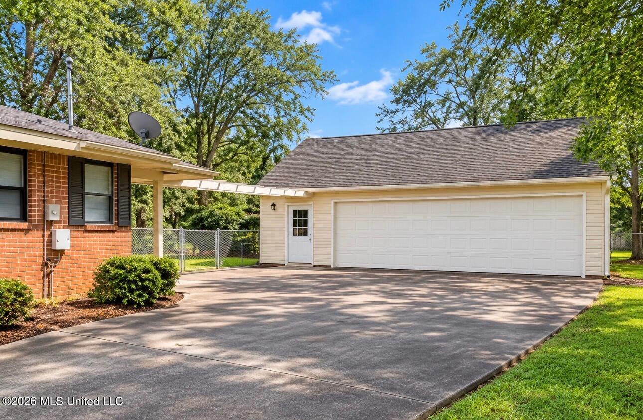 615 E Lakeshore Drive Property Photo 18
