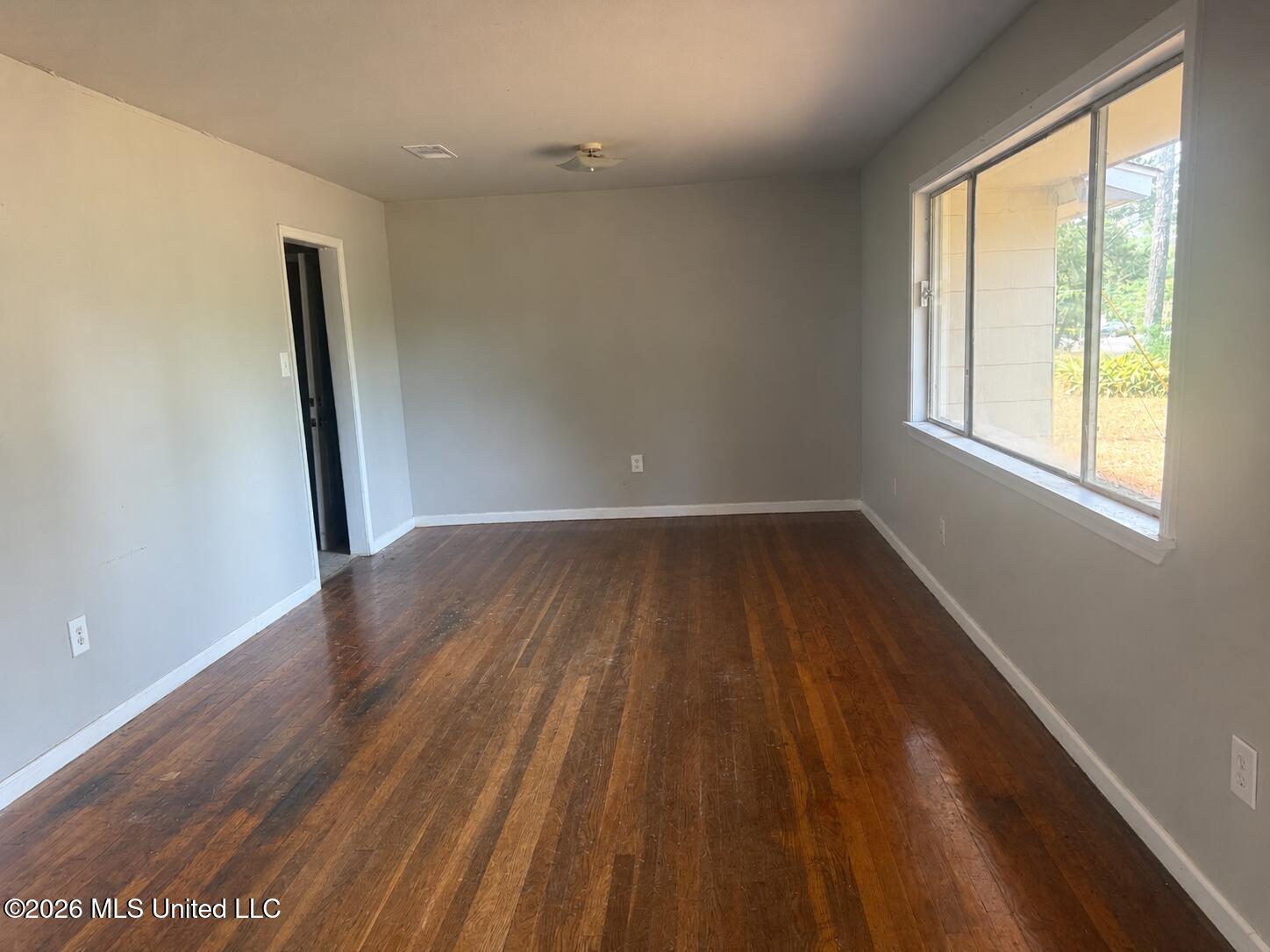 905 Raymond Road Property Photo 2