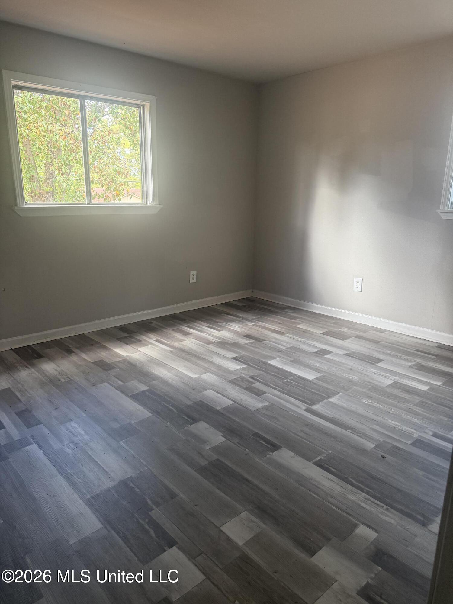 905 Raymond Road Property Photo 3