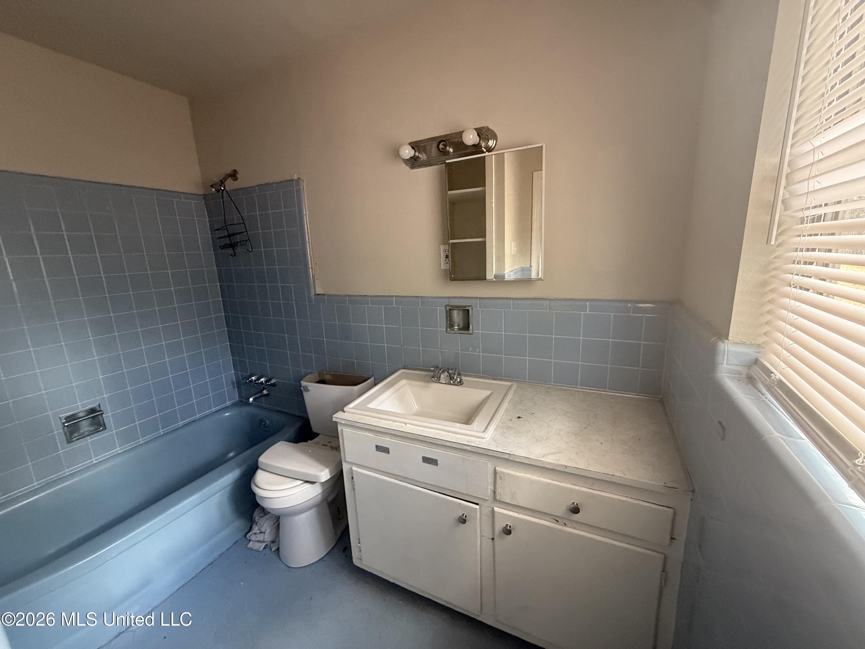 905 Raymond Road Property Photo 6