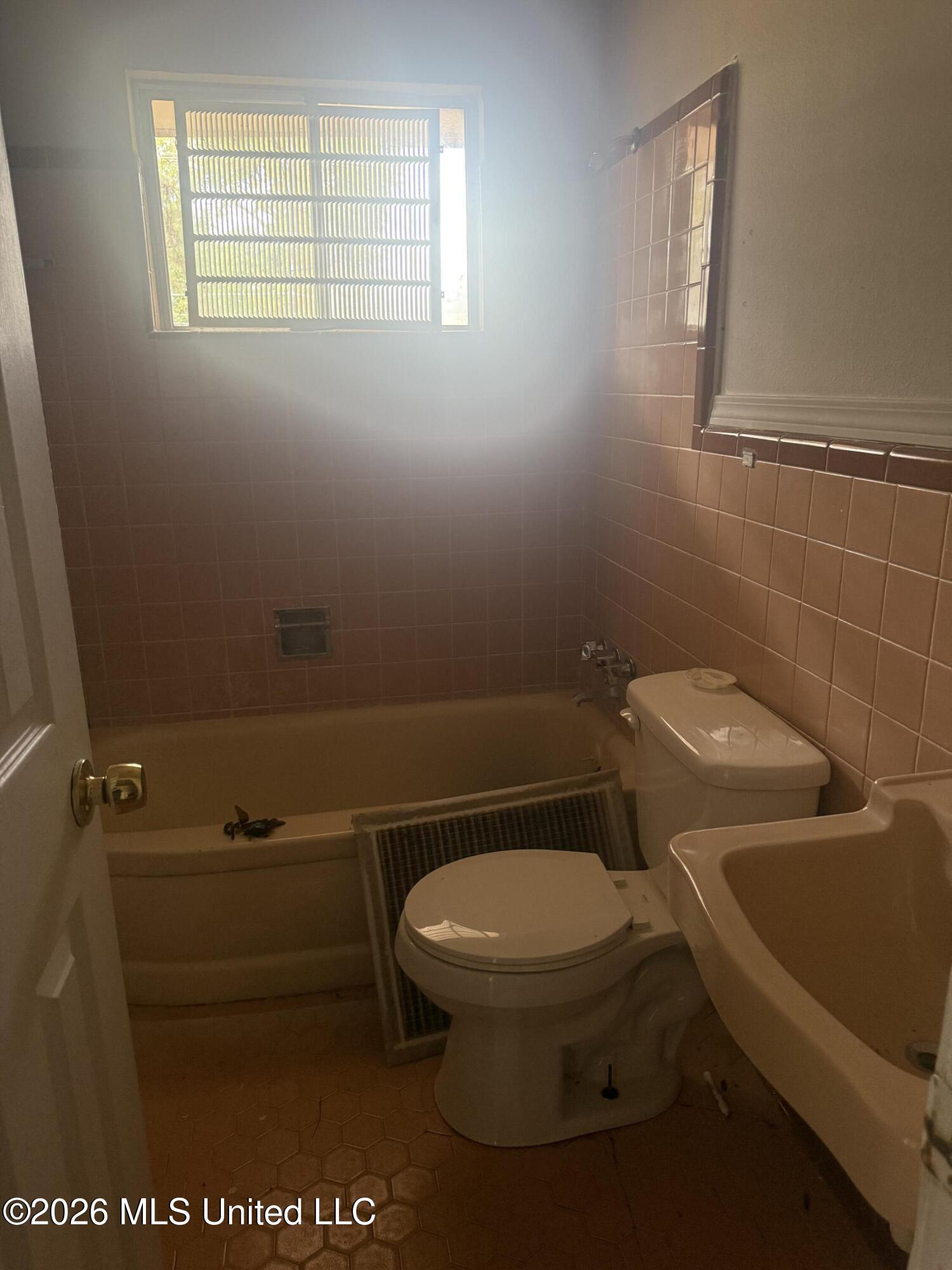 905 Raymond Road Property Photo 7
