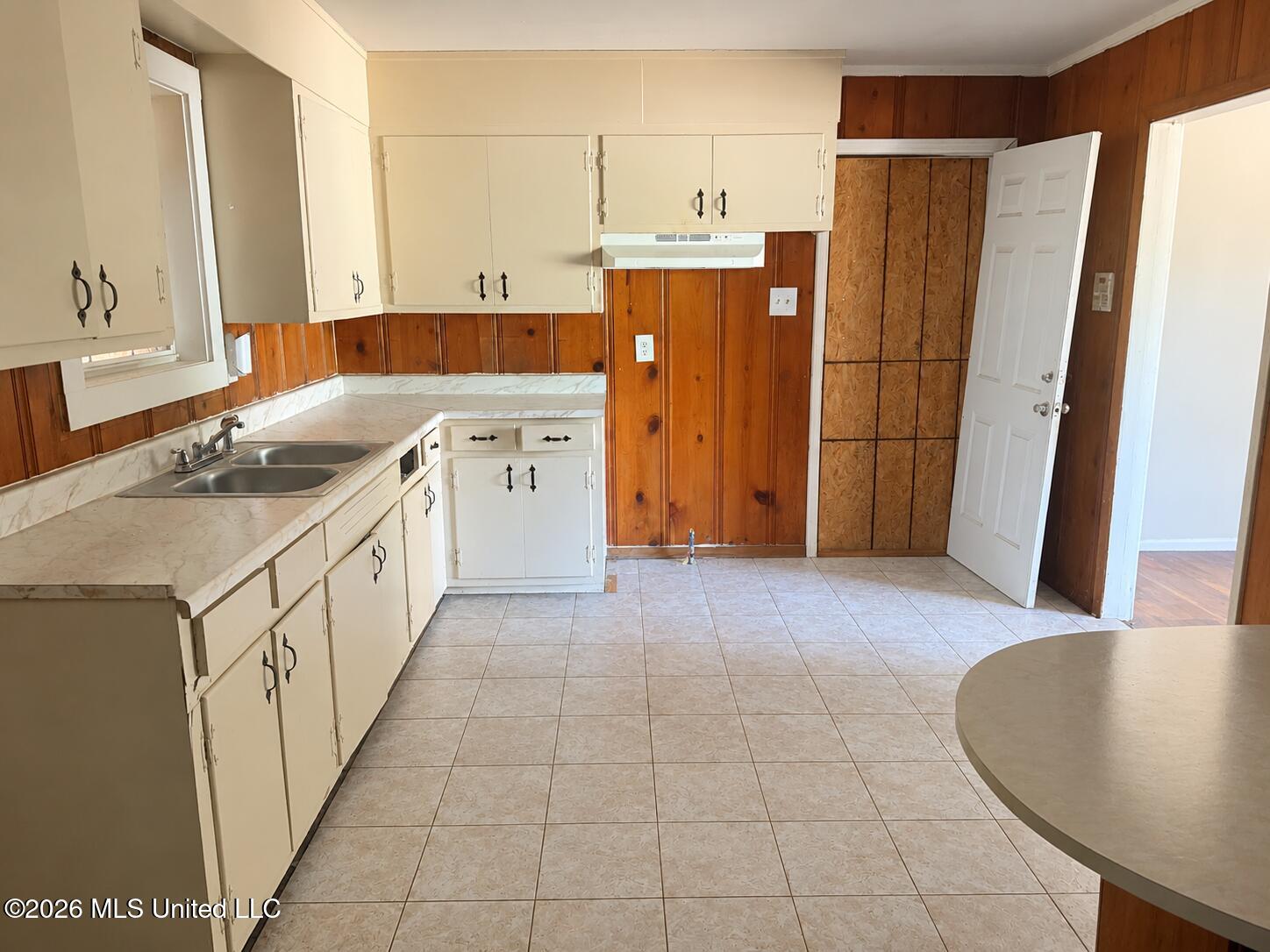 905 Raymond Road Property Photo 8