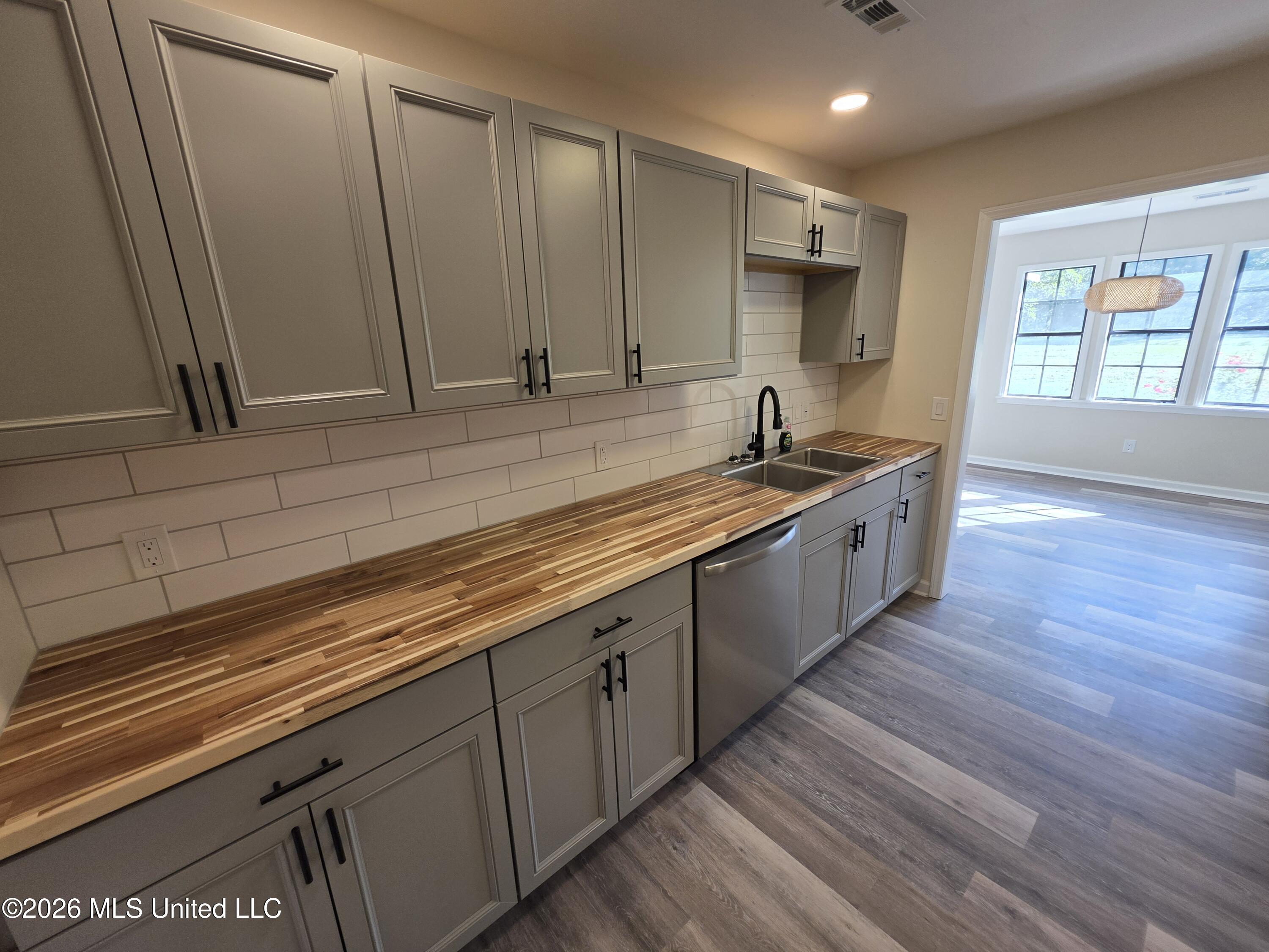 1051 Silverhills Drive Property Photo 9
