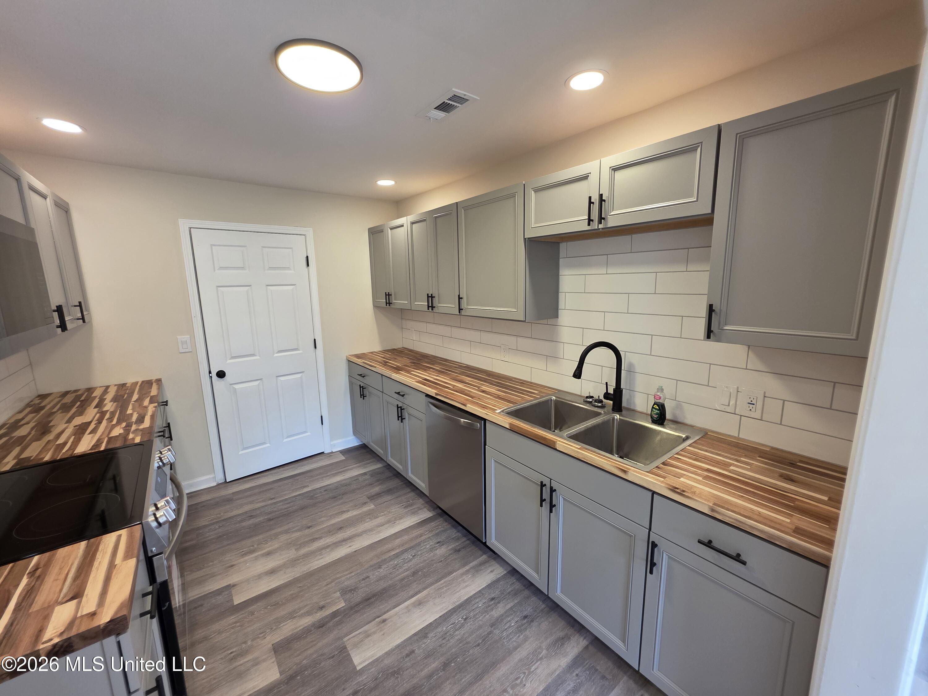 1051 Silverhills Drive Property Photo 11